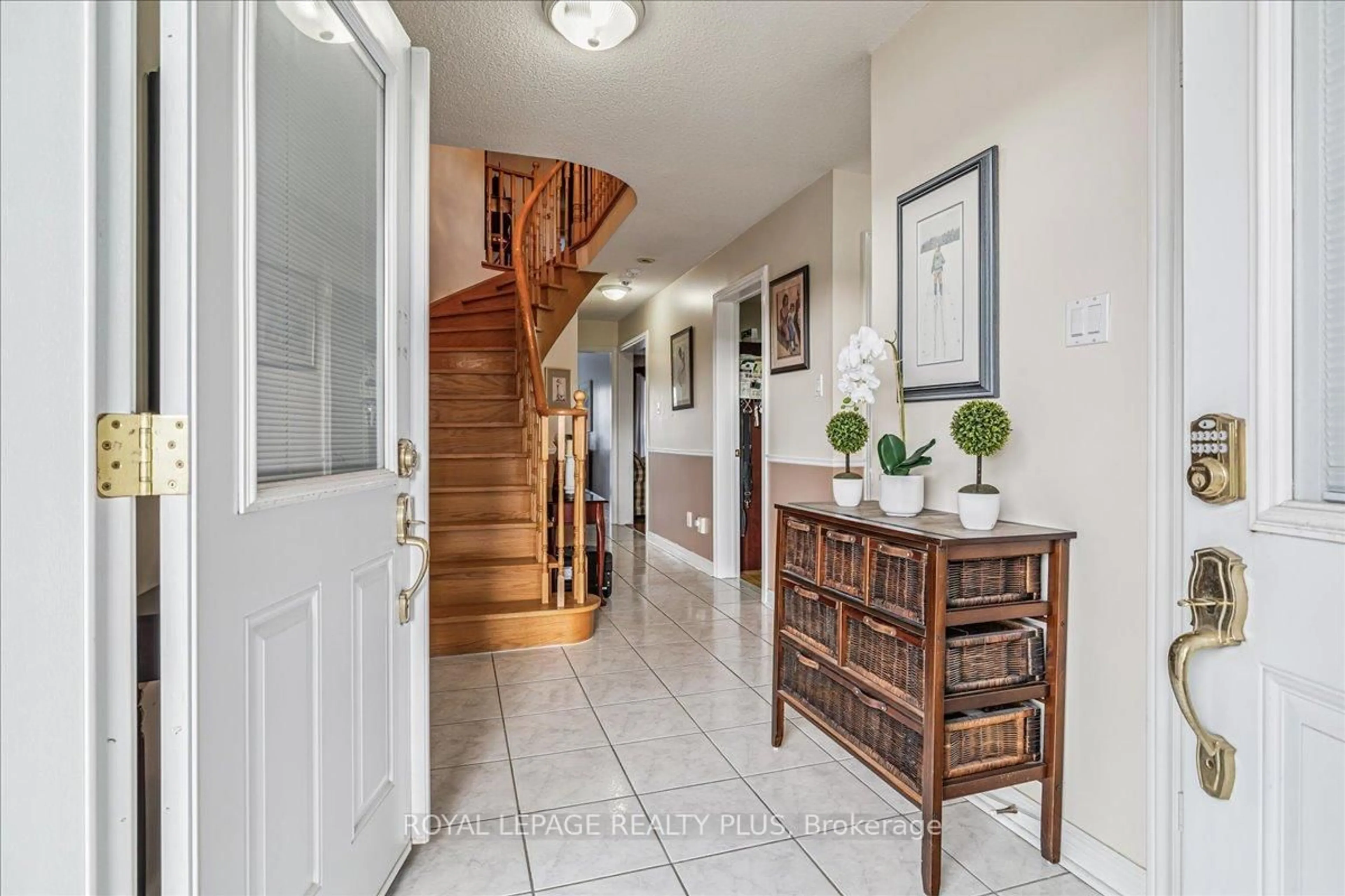 Indoor entryway for 3561 Old Orchard Park Dr, Mississauga Ontario L5B 4E3
