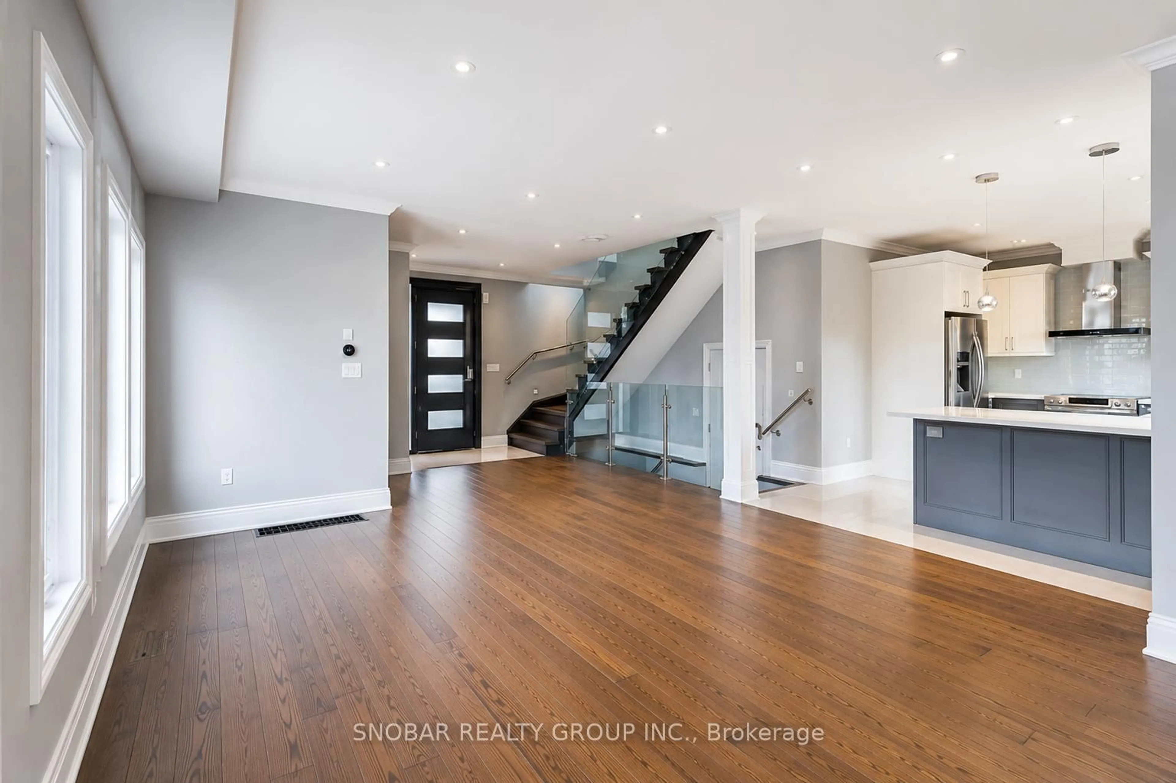 Indoor entryway for 1 Aura Lea Blvd, Toronto Ontario M9M 1K2