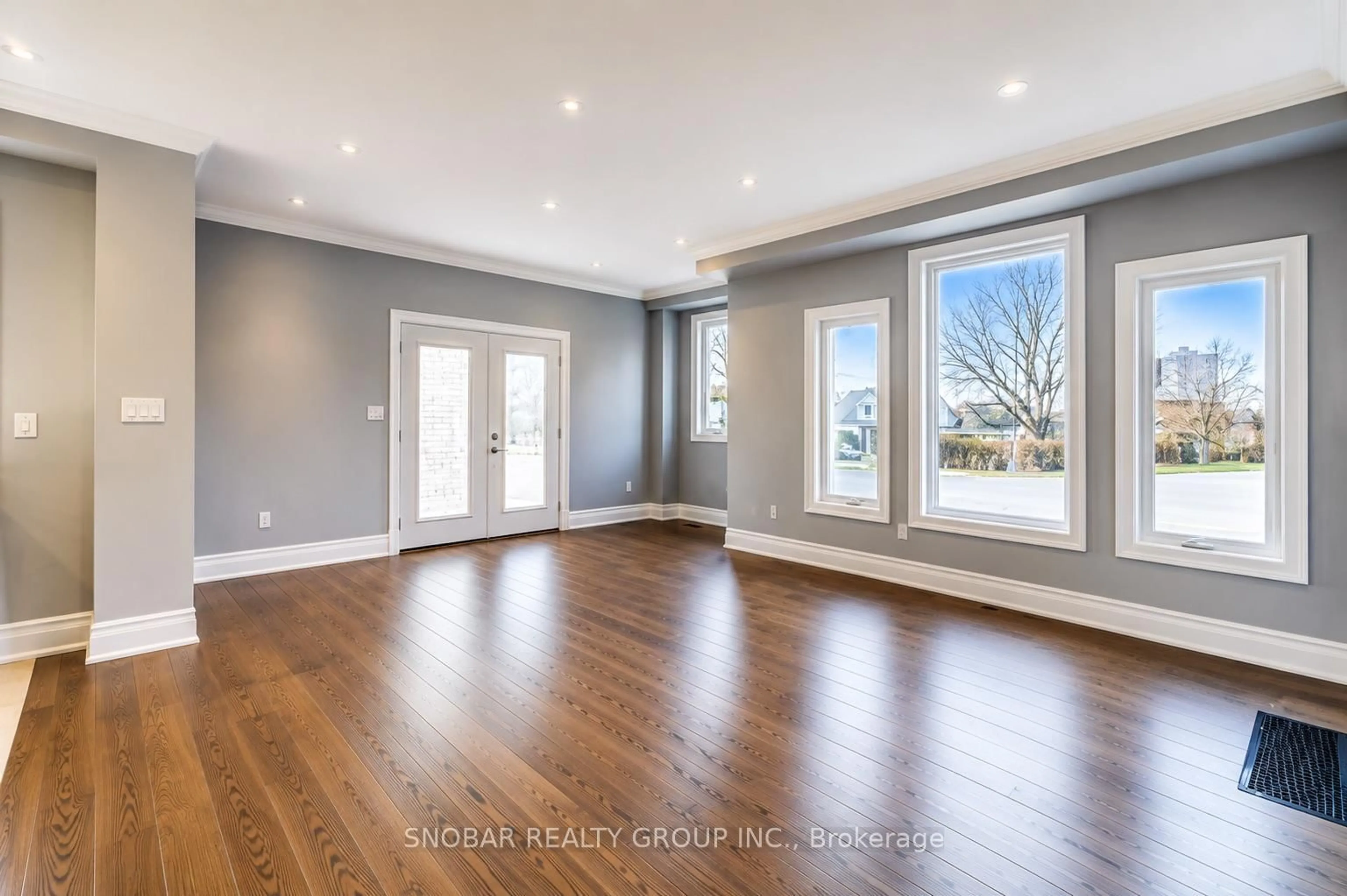 Indoor entryway for 1 Aura Lea Blvd, Toronto Ontario M9M 1K2