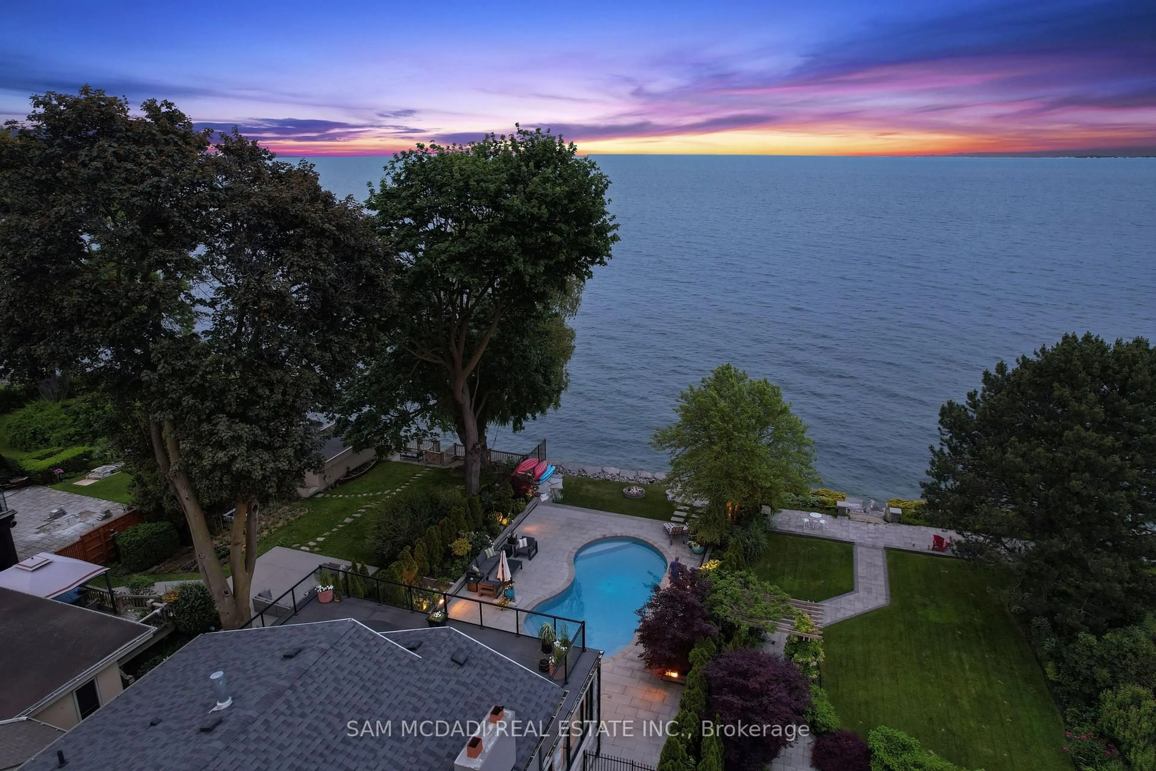 A pic from outside/outdoor area/front of a property/back of a property/a pic from drone, water/lake/river/ocean view for 102 Cumberland Dr, Mississauga Ontario L5G 3M8