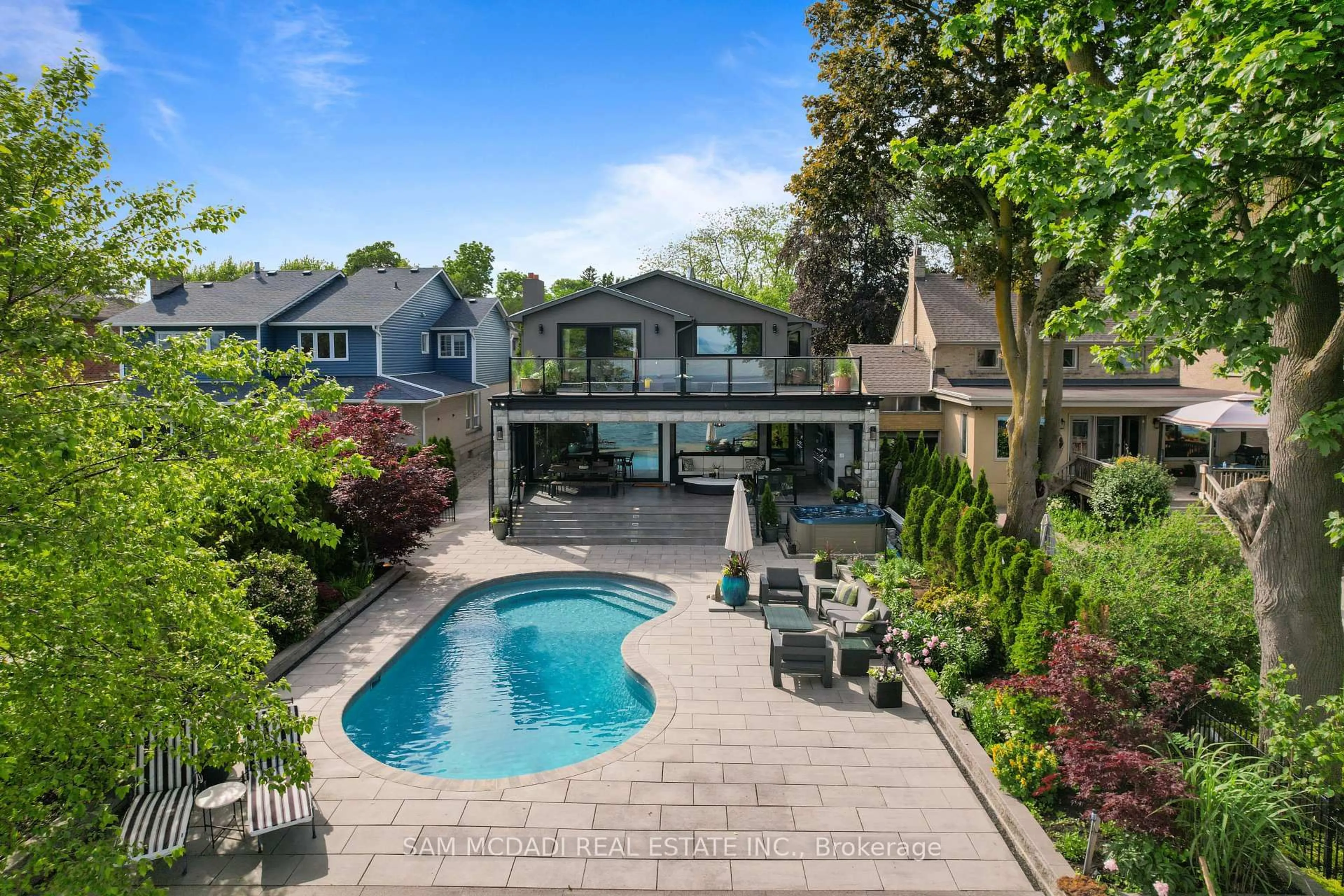 A pic from outside/outdoor area/front of a property/back of a property/a pic from drone, water/lake/river/ocean view for 102 Cumberland Dr, Mississauga Ontario L5G 3M8