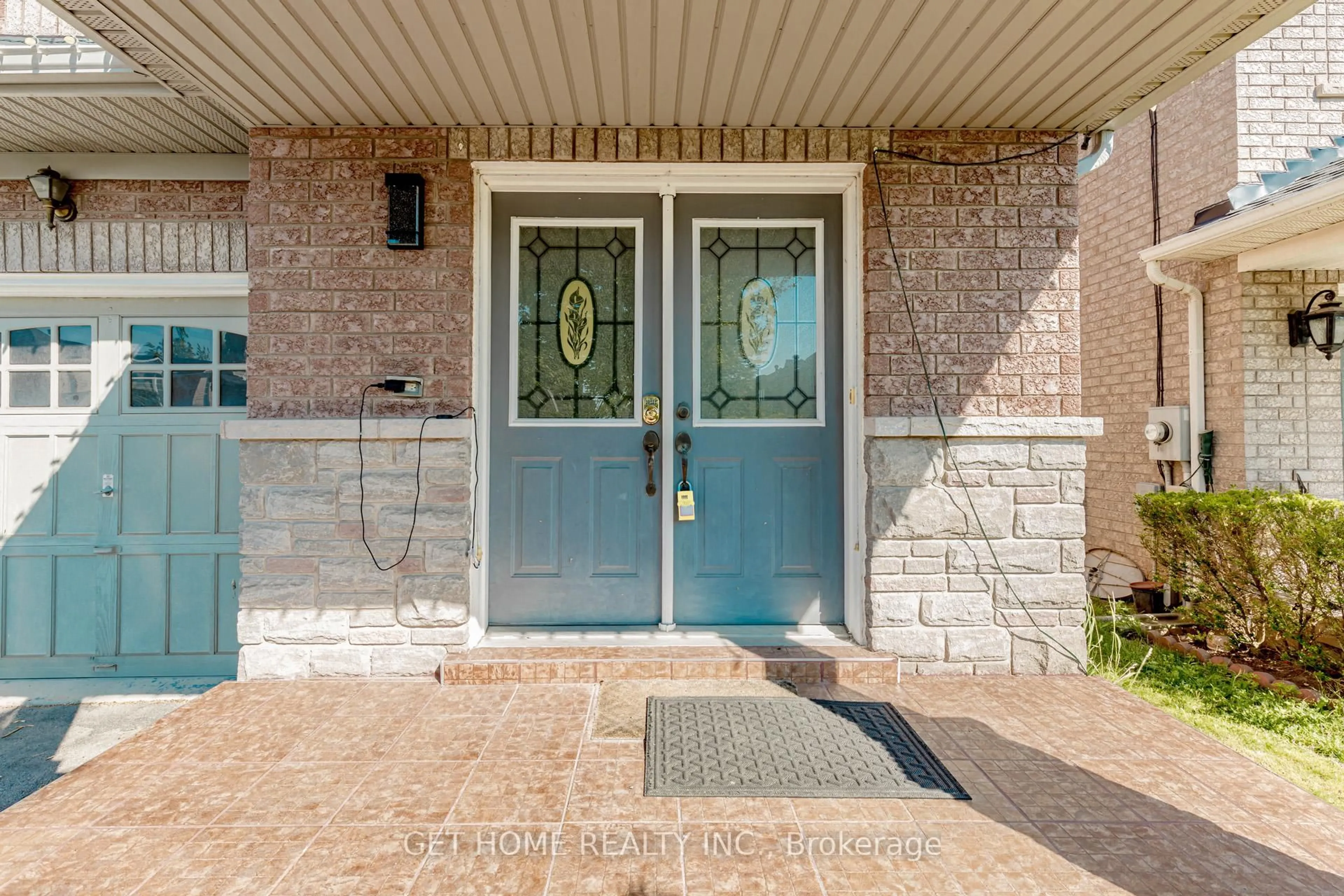 Indoor entryway for 2452 Pathfinder Dr, Burlington Ontario L7L 6X9