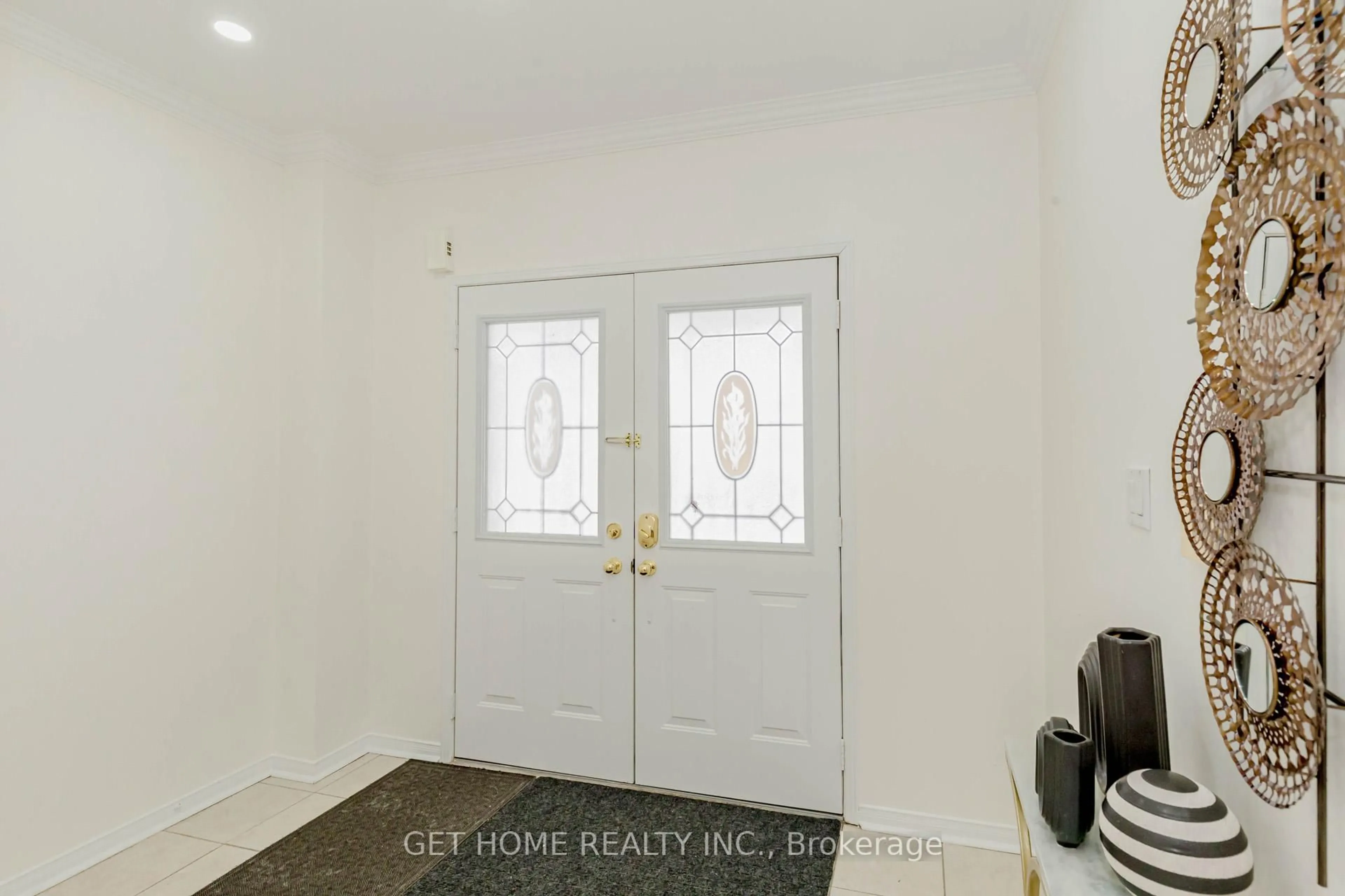 Indoor entryway for 2452 Pathfinder Dr, Burlington Ontario L7L 6X9