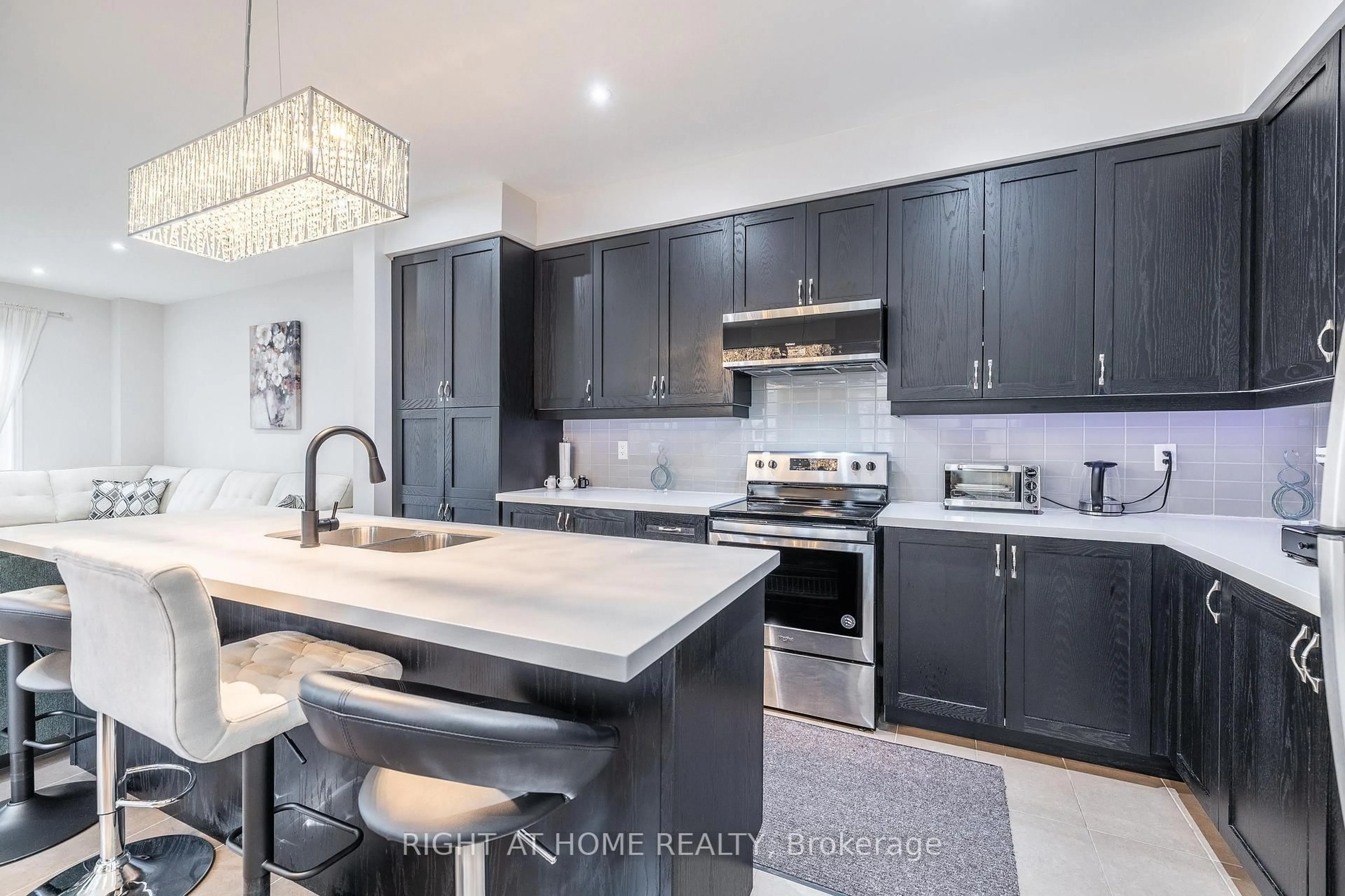 Open concept kitchen, ceramic/tile floor for 133 Benadir Ave, Caledon Ontario L7C 4E7