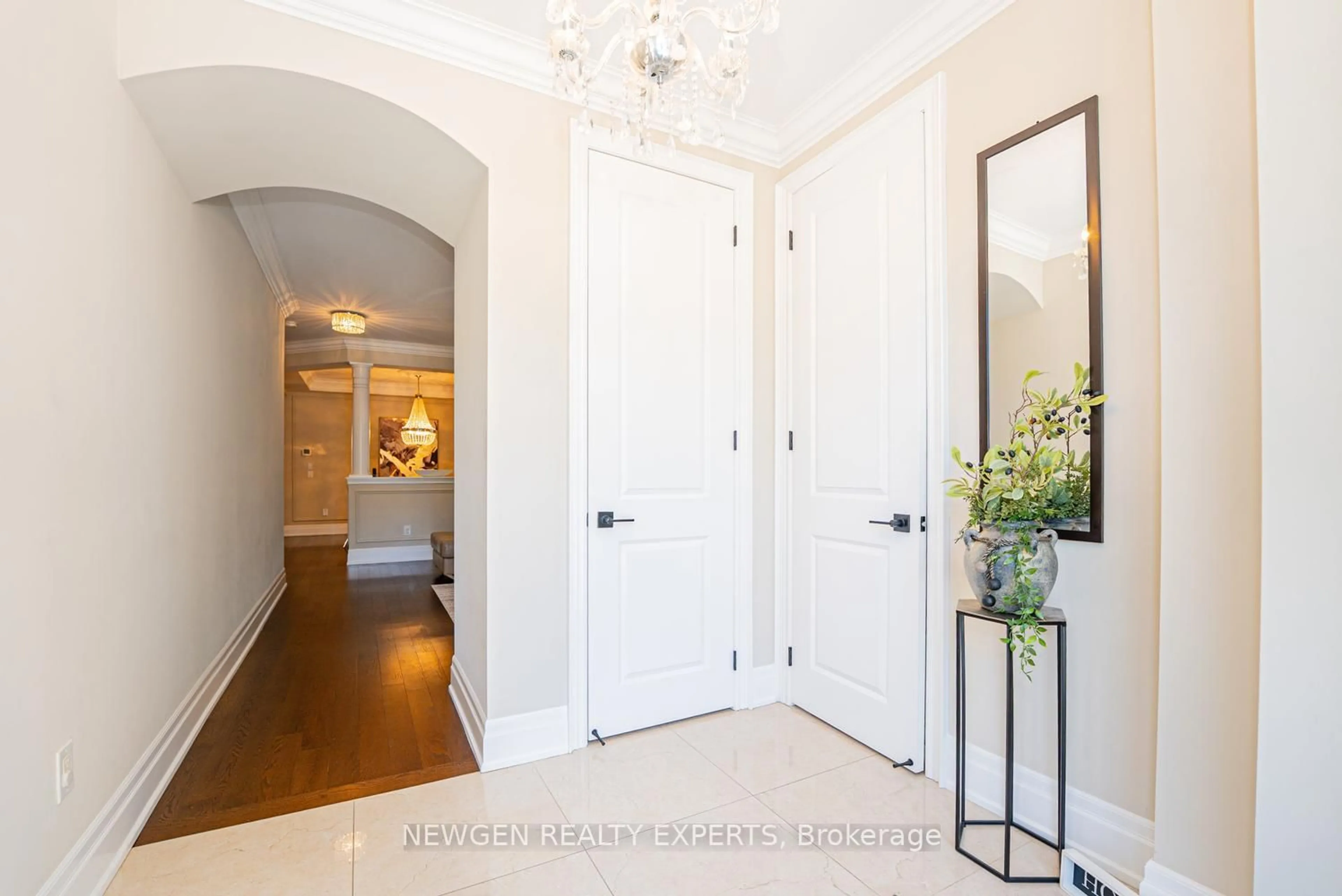 Indoor entryway for 18 FOLIAGE Dr, Brampton Ontario L7A 4M7