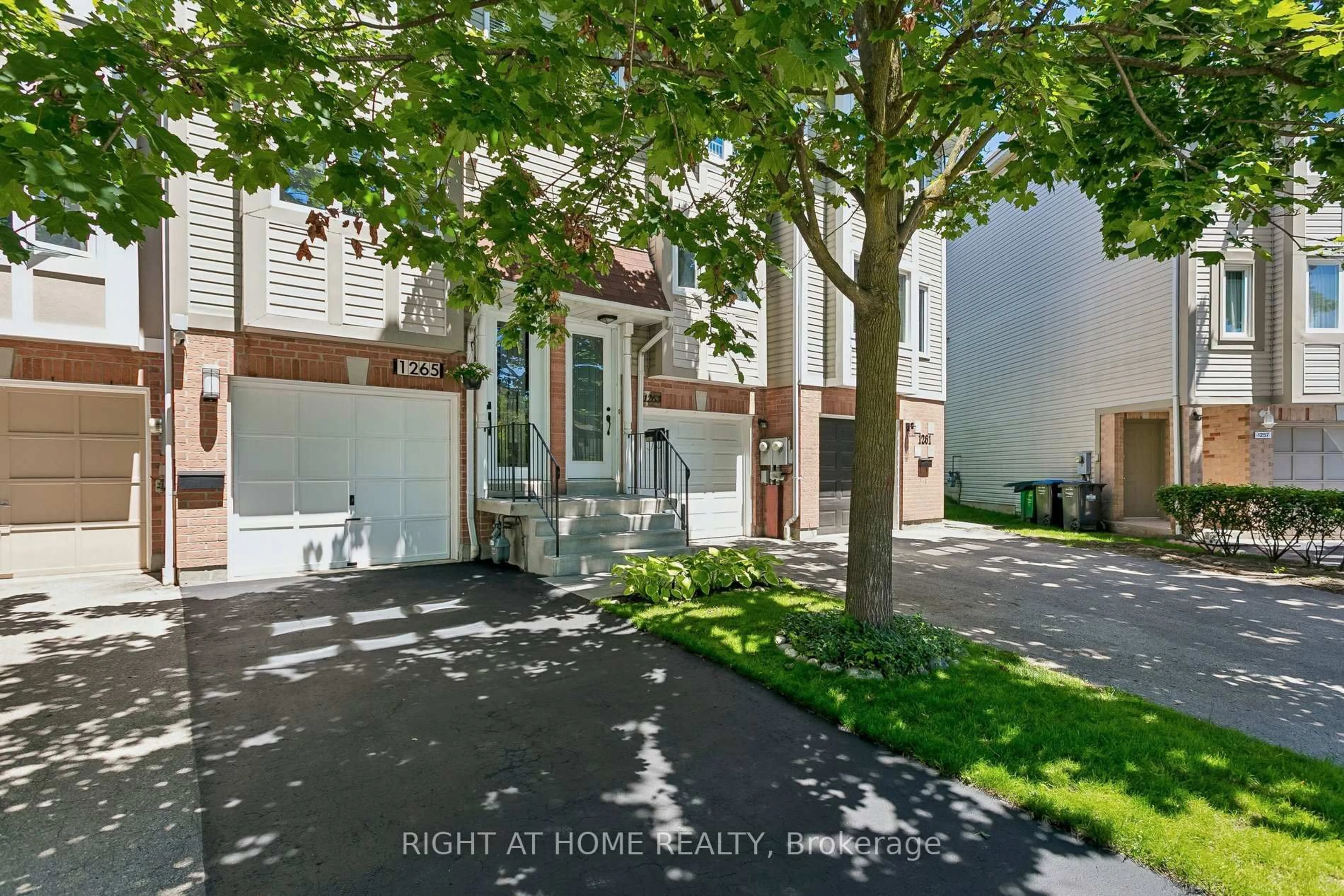 A pic from outside/outdoor area/front of a property/back of a property/a pic from drone, street for 1265 Woodhill Crt, Mississauga Ontario L5E 3H2
