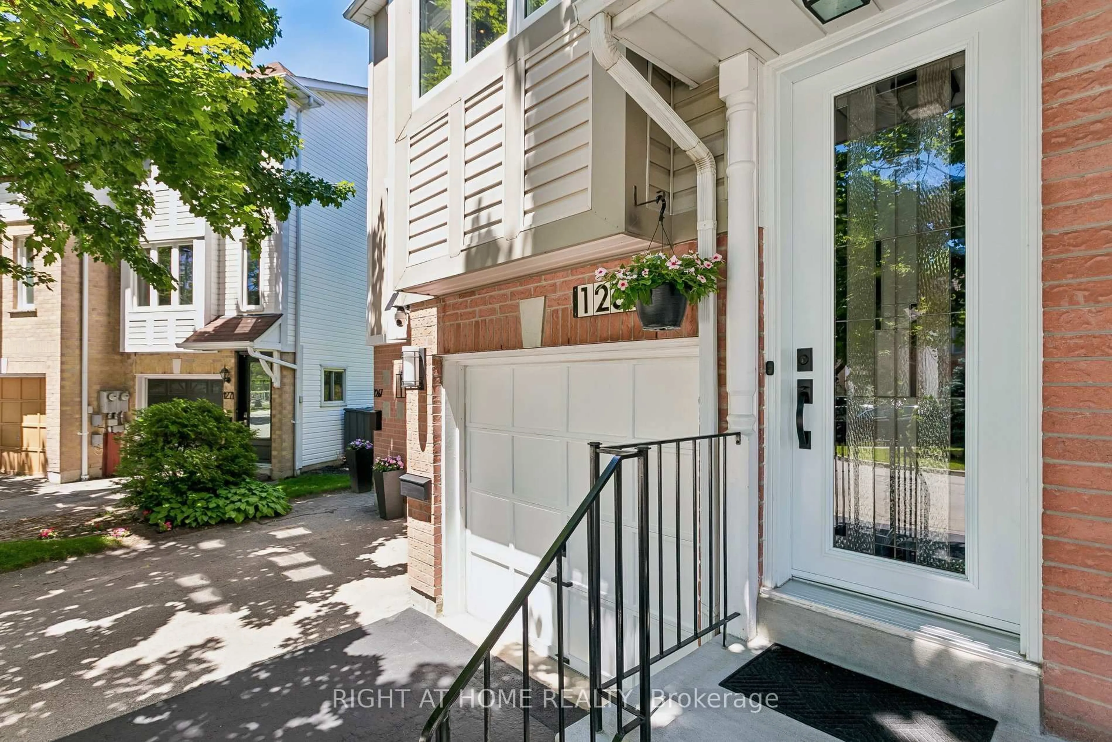 Indoor entryway for 1265 Woodhill Crt, Mississauga Ontario L5E 3H2