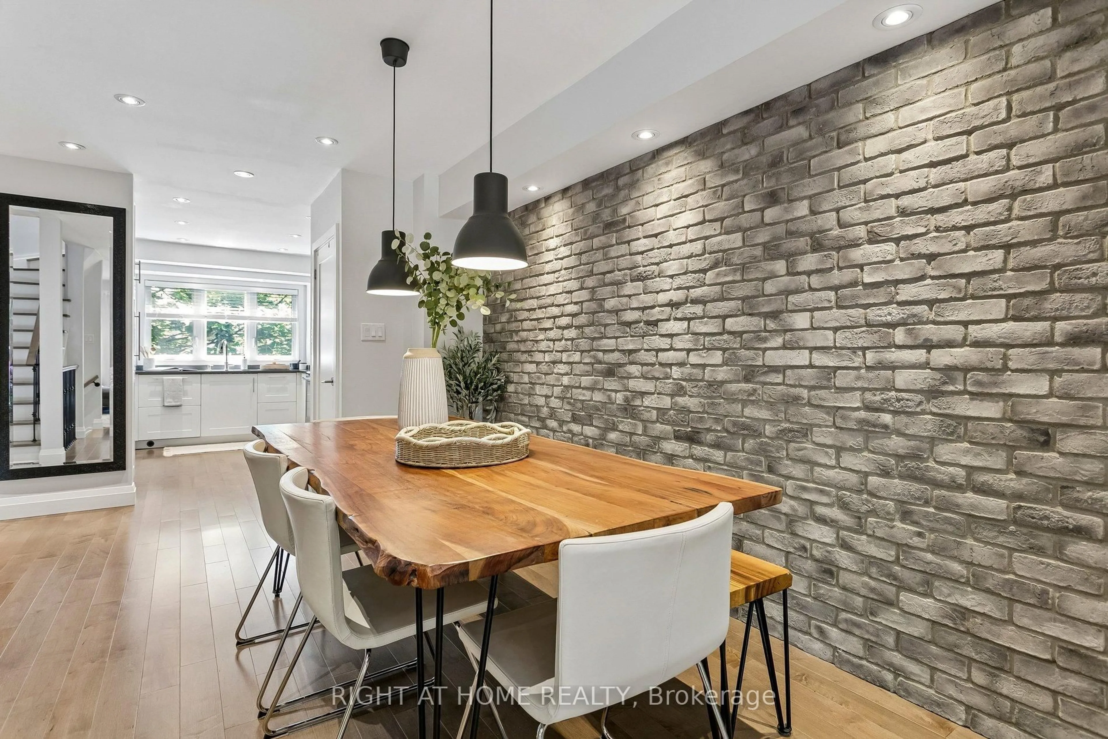 Unknown for 1265 Woodhill Crt, Mississauga Ontario L5E 3H2