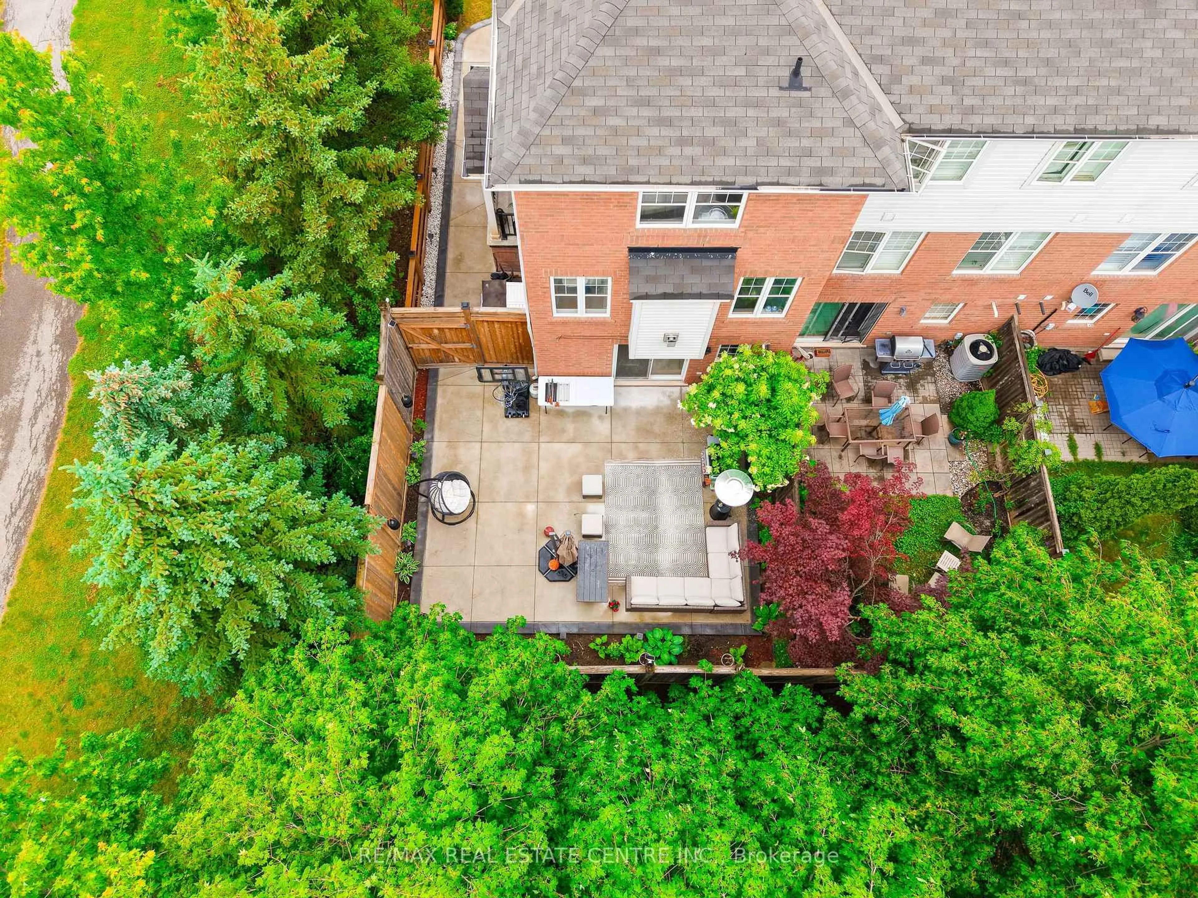 A pic from outside/outdoor area/front of a property/back of a property/a pic from drone, unknown for 2435 Coho Way, Oakville Ontario L6M 0G7