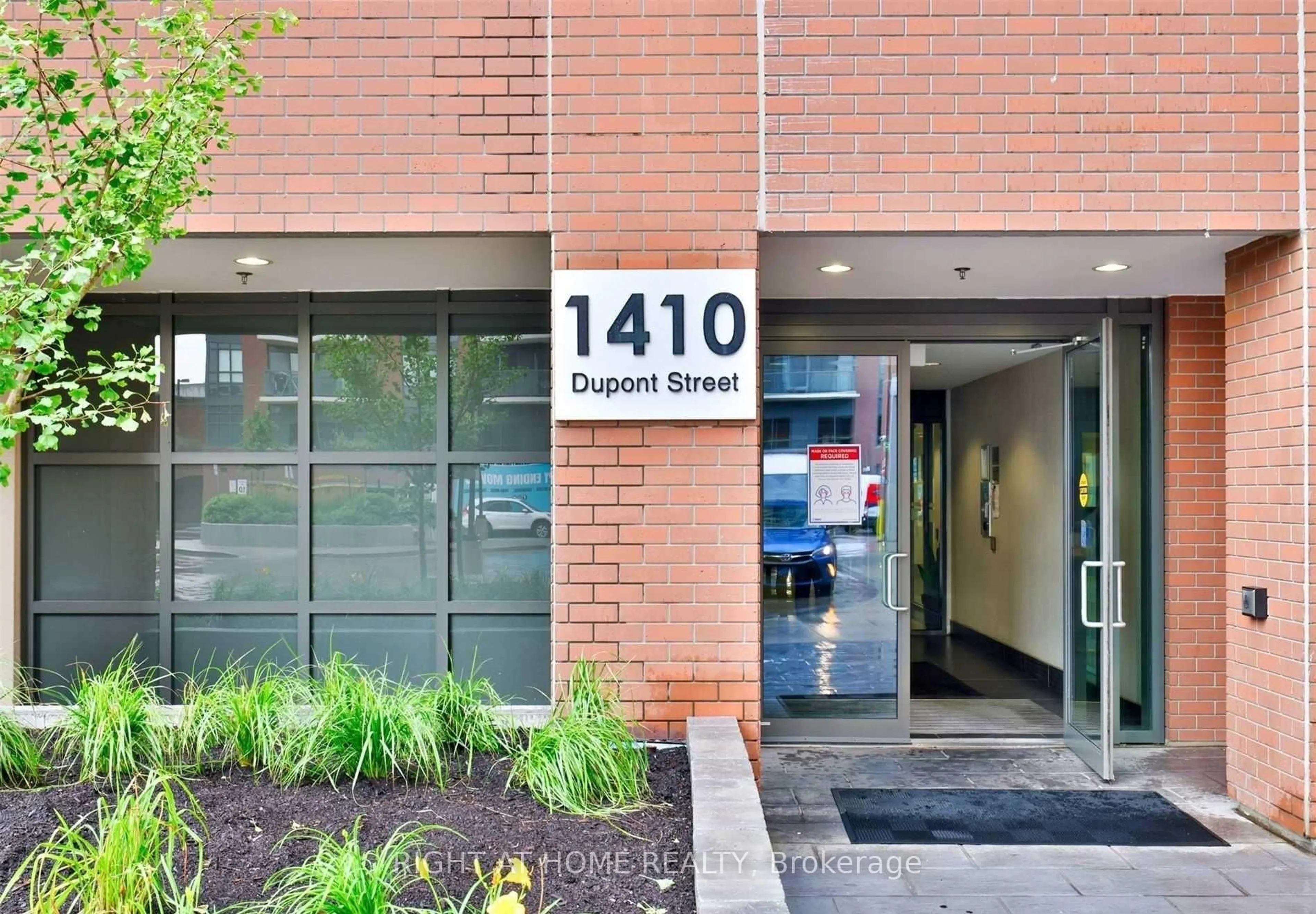 Indoor foyer for 1410 Dupont St #506, Toronto Ontario M6H 0B6