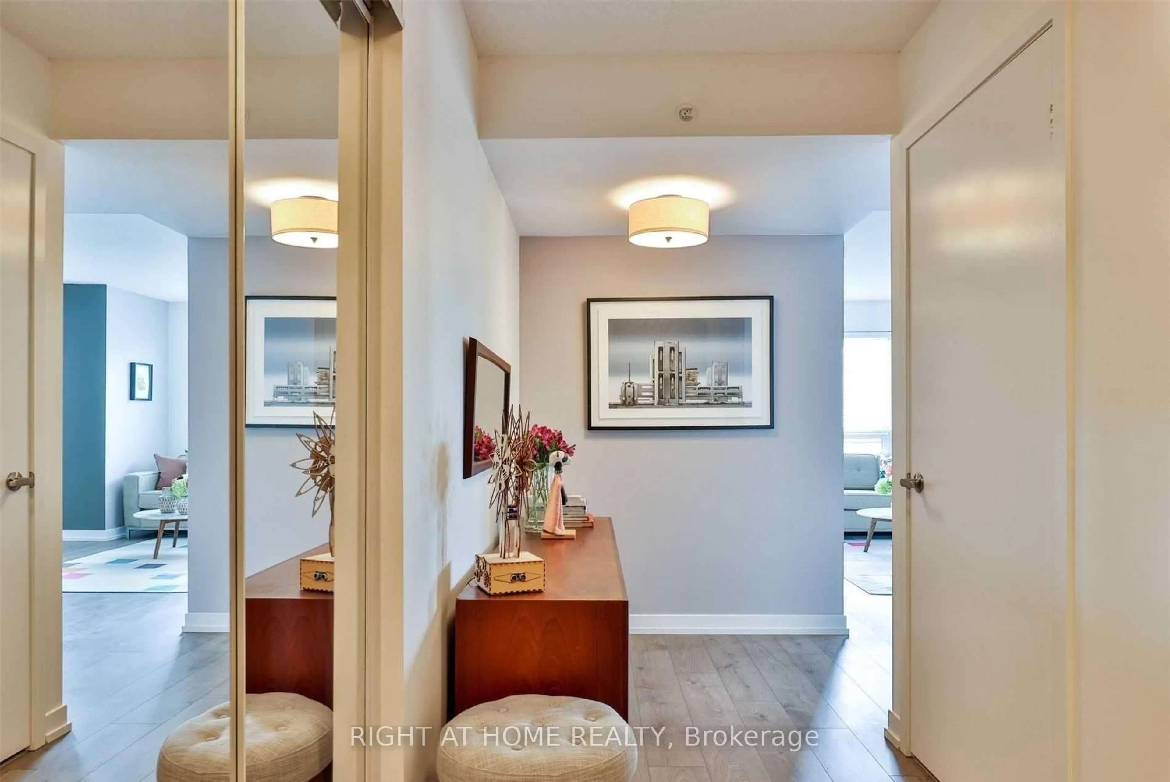Indoor entryway for 1410 Dupont St #506, Toronto Ontario M6H 0B6