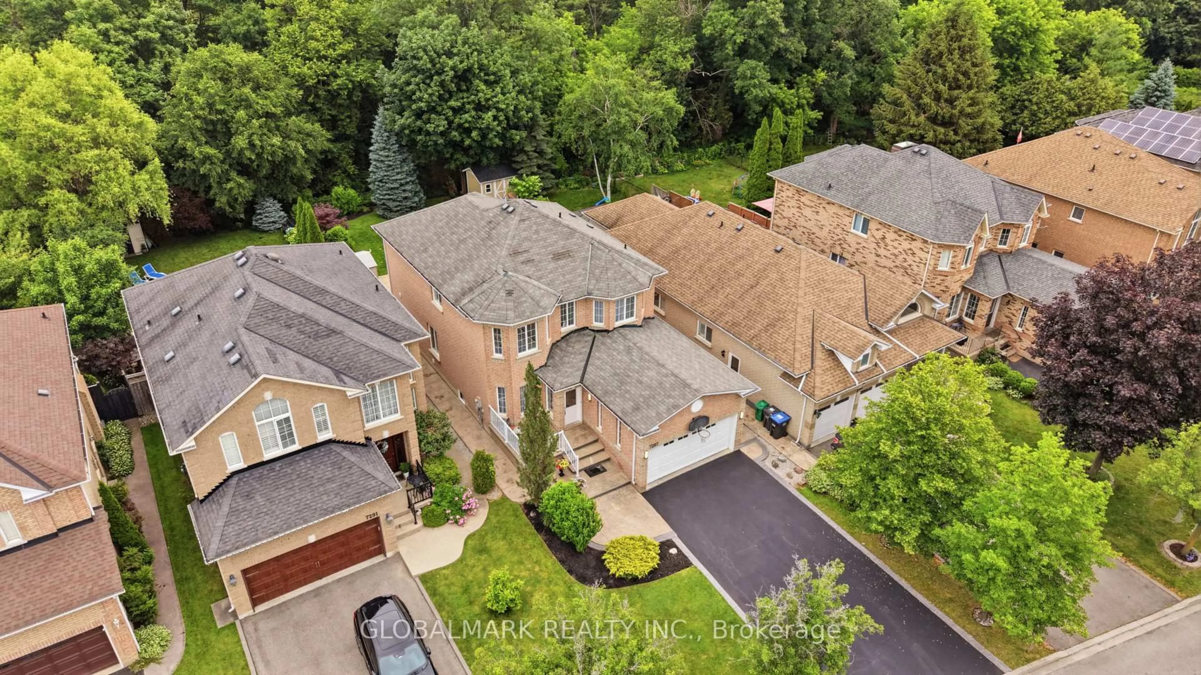 A pic from outside/outdoor area/front of a property/back of a property/a pic from drone, street for 7287 Waldorf Way, Mississauga Ontario L5N 7P7