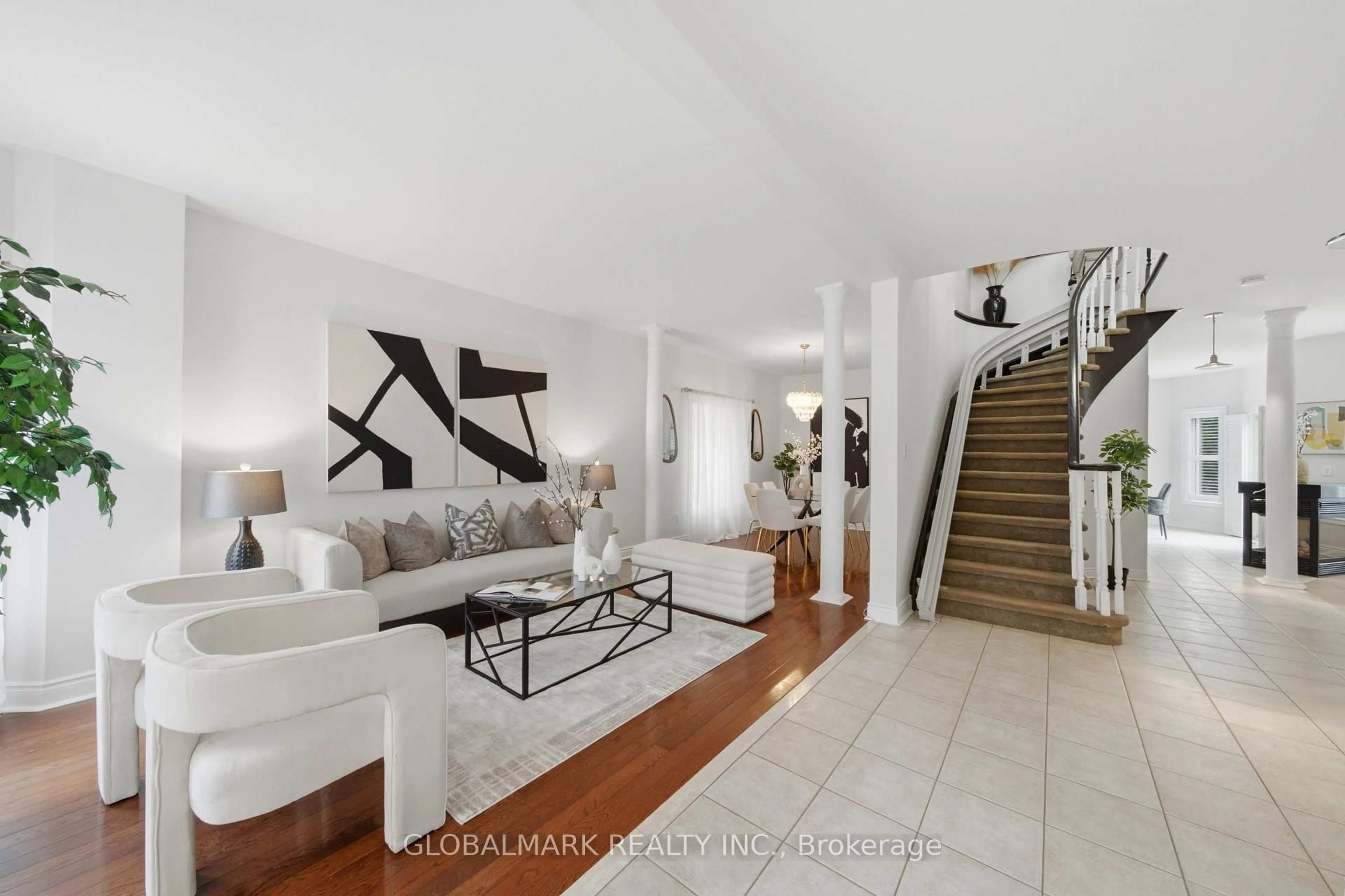 Living room with furniture, unknown for 7287 Waldorf Way, Mississauga Ontario L5N 7P7
