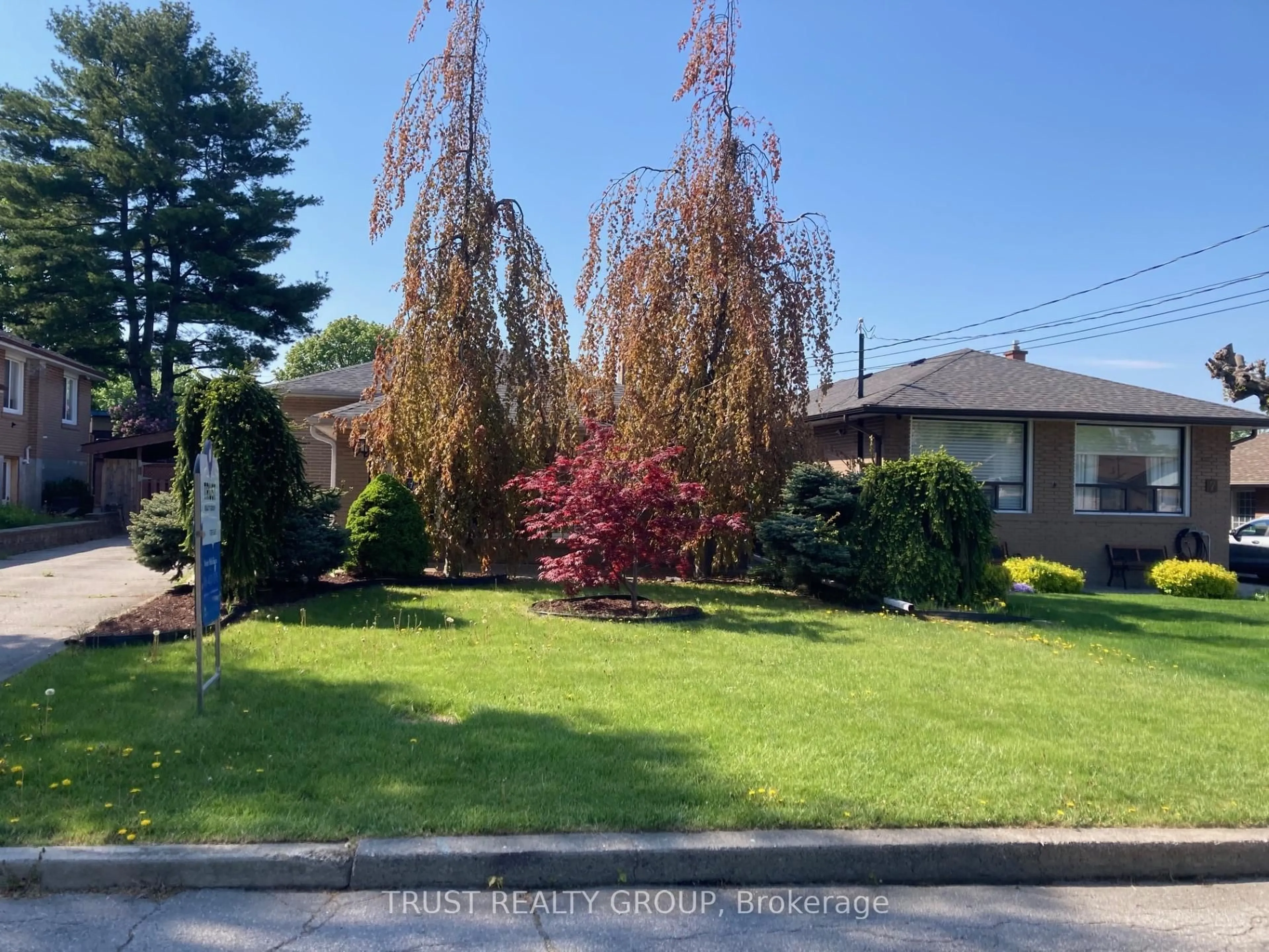 A pic from outside/outdoor area/front of a property/back of a property/a pic from drone, street for 9 Del Ria Dr, Toronto Ontario M6L 1L9