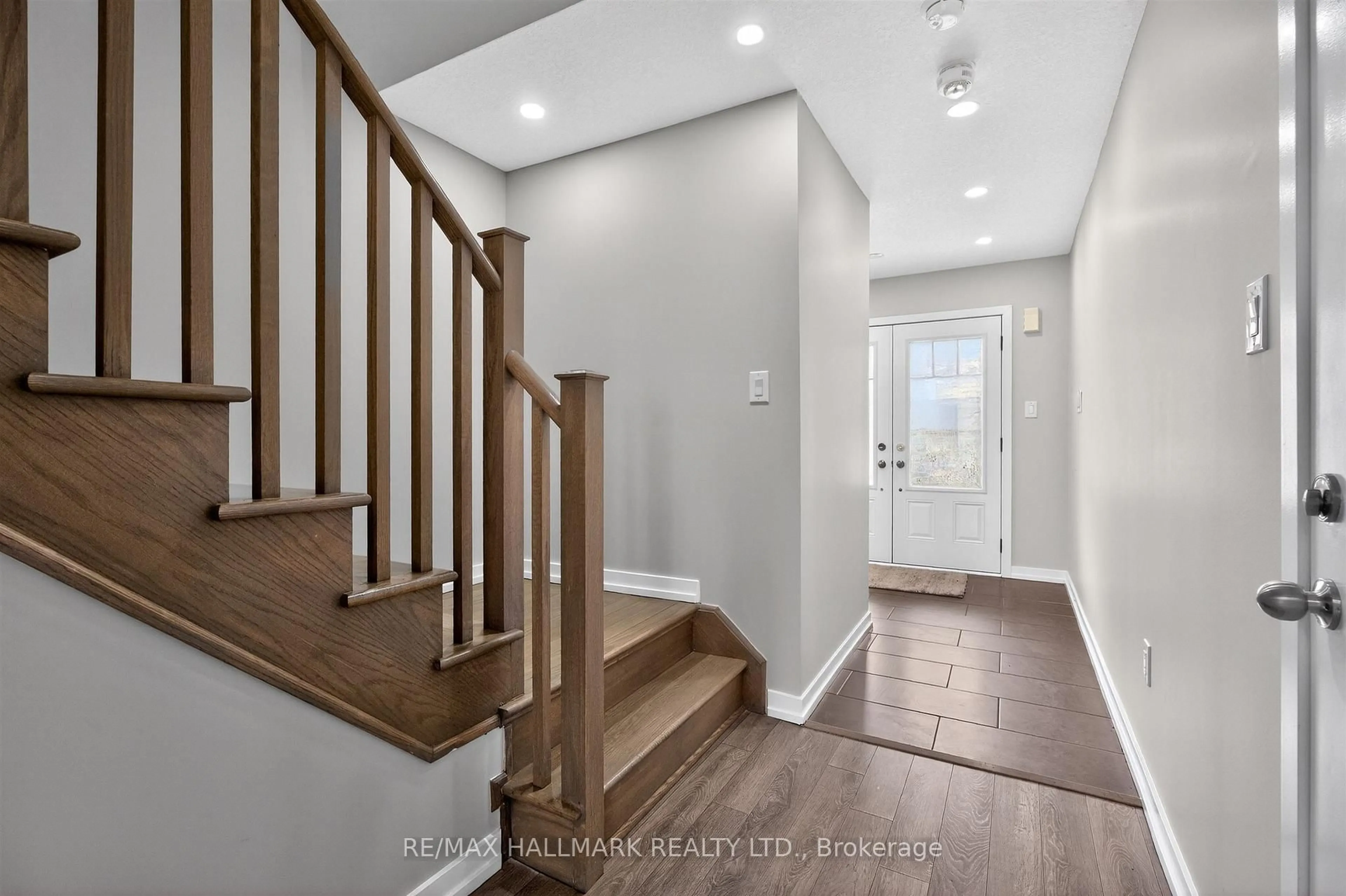 Indoor entryway for 94 Golden Springs Dr, Brampton Ontario L7A 0C7