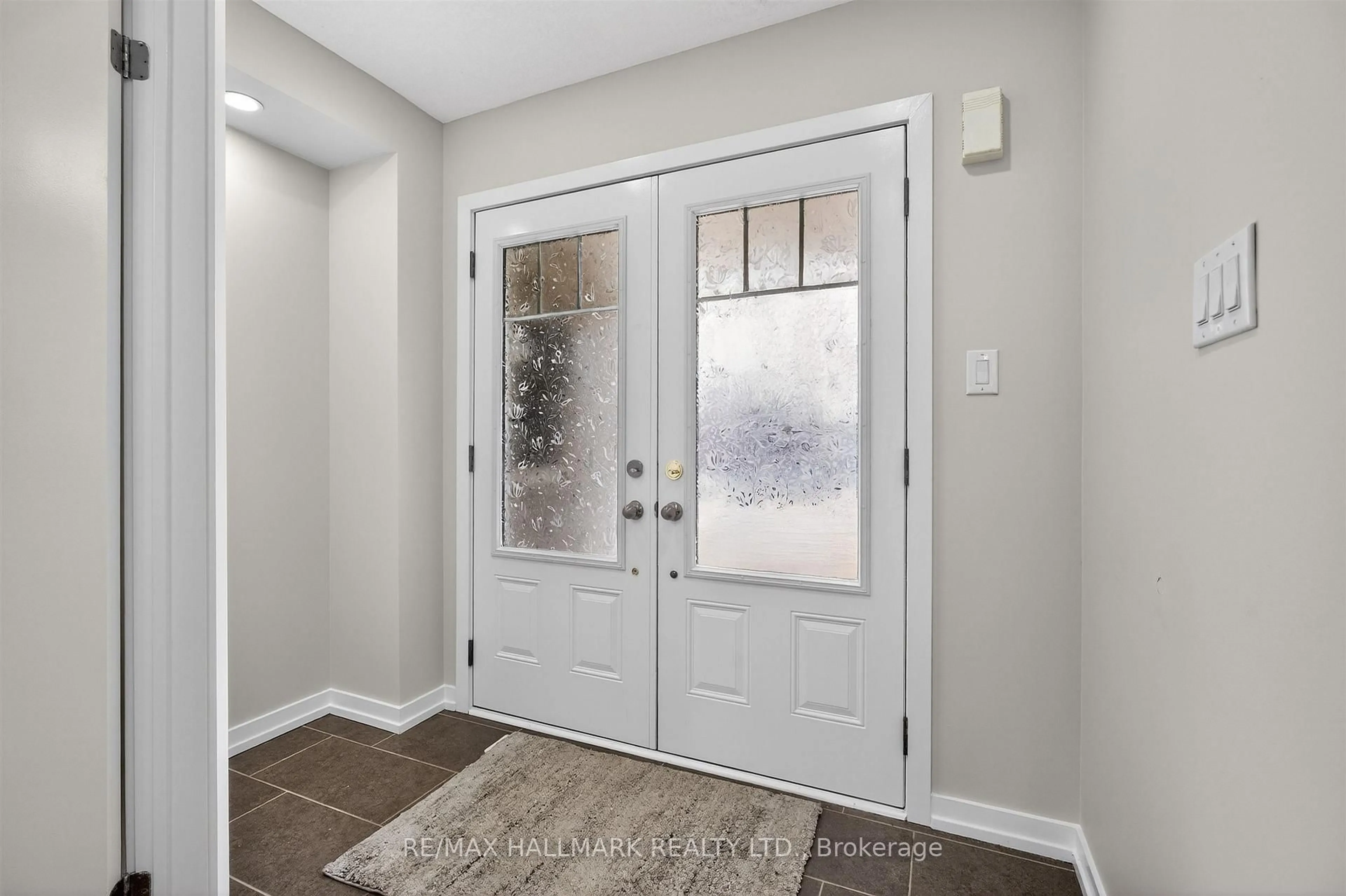 Indoor entryway for 94 Golden Springs Dr, Brampton Ontario L7A 0C7