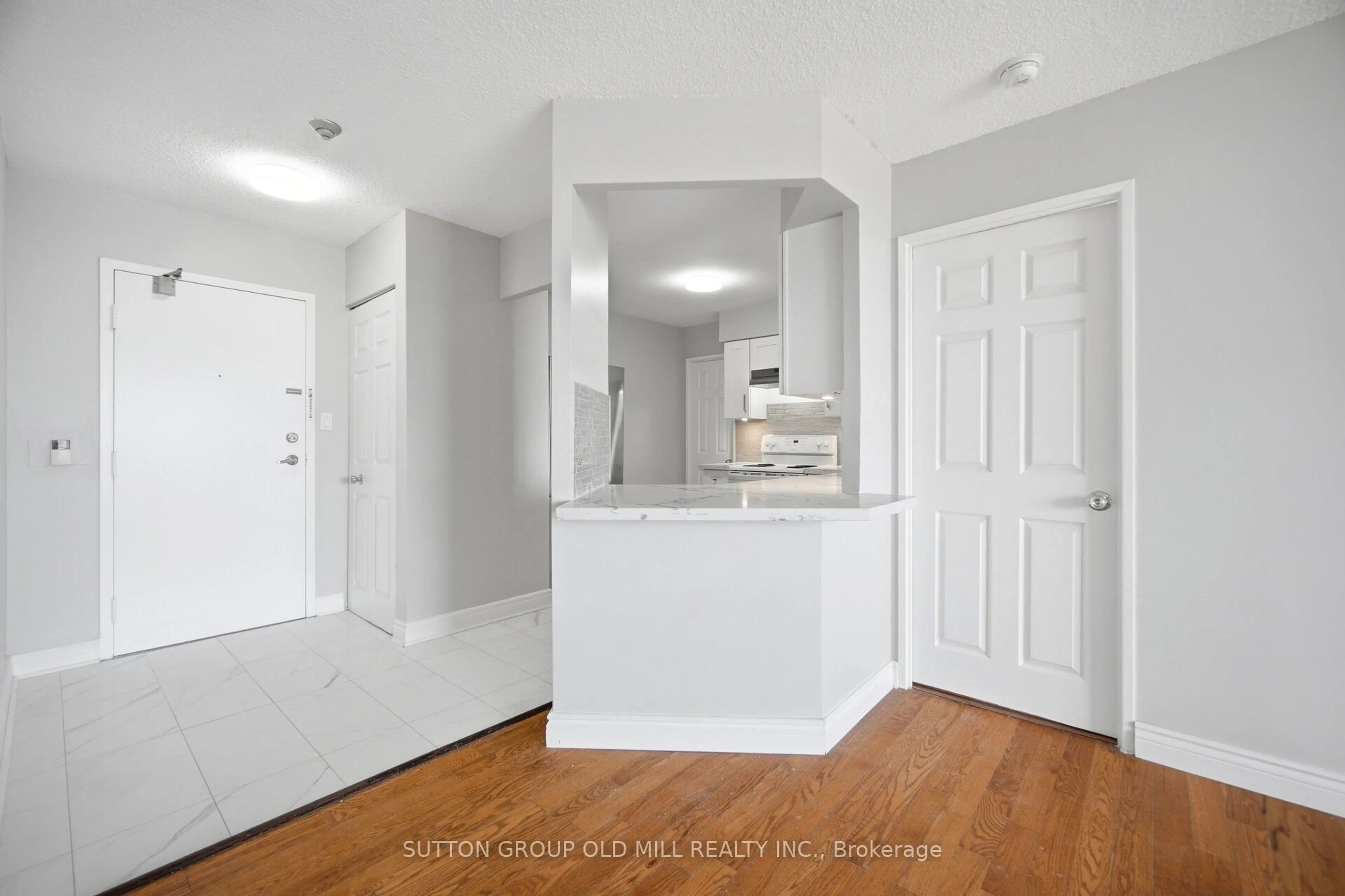 Indoor entryway for 3605 Kariya Dr #1812, Mississauga Ontario L5B 3J4
