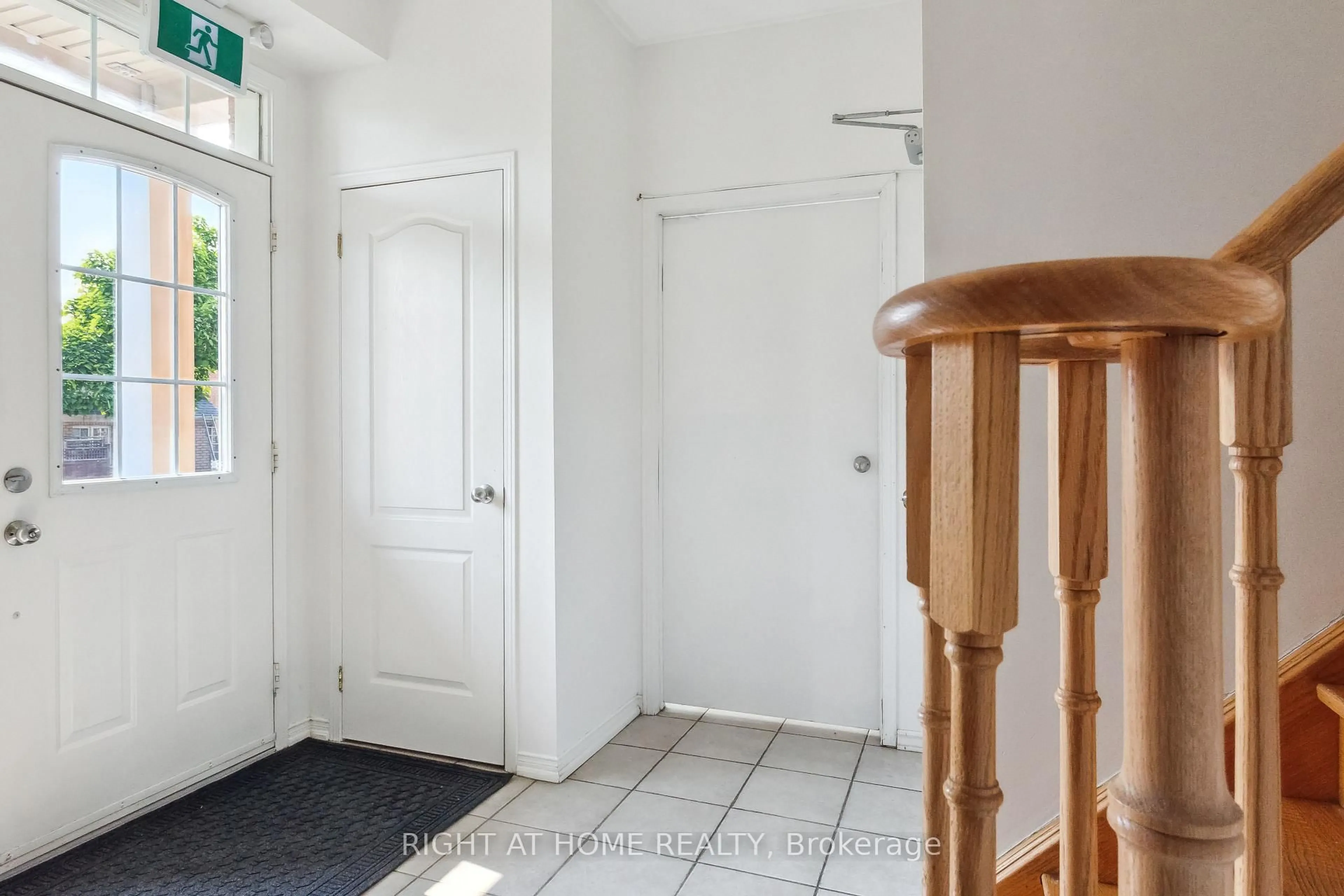 Indoor entryway for 3 Herzberg Gdns, Toronto Ontario M3J 3P5