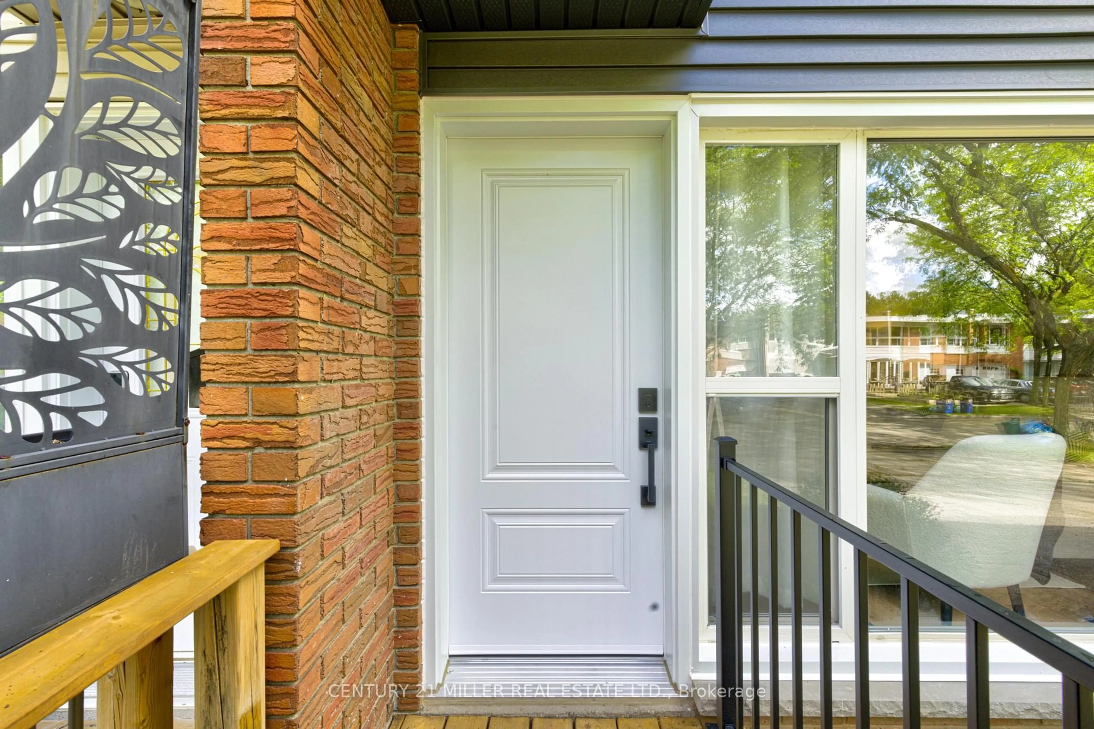 Indoor entryway for 2442 Maryvale Crt, Burlington Ontario L7P 2P2