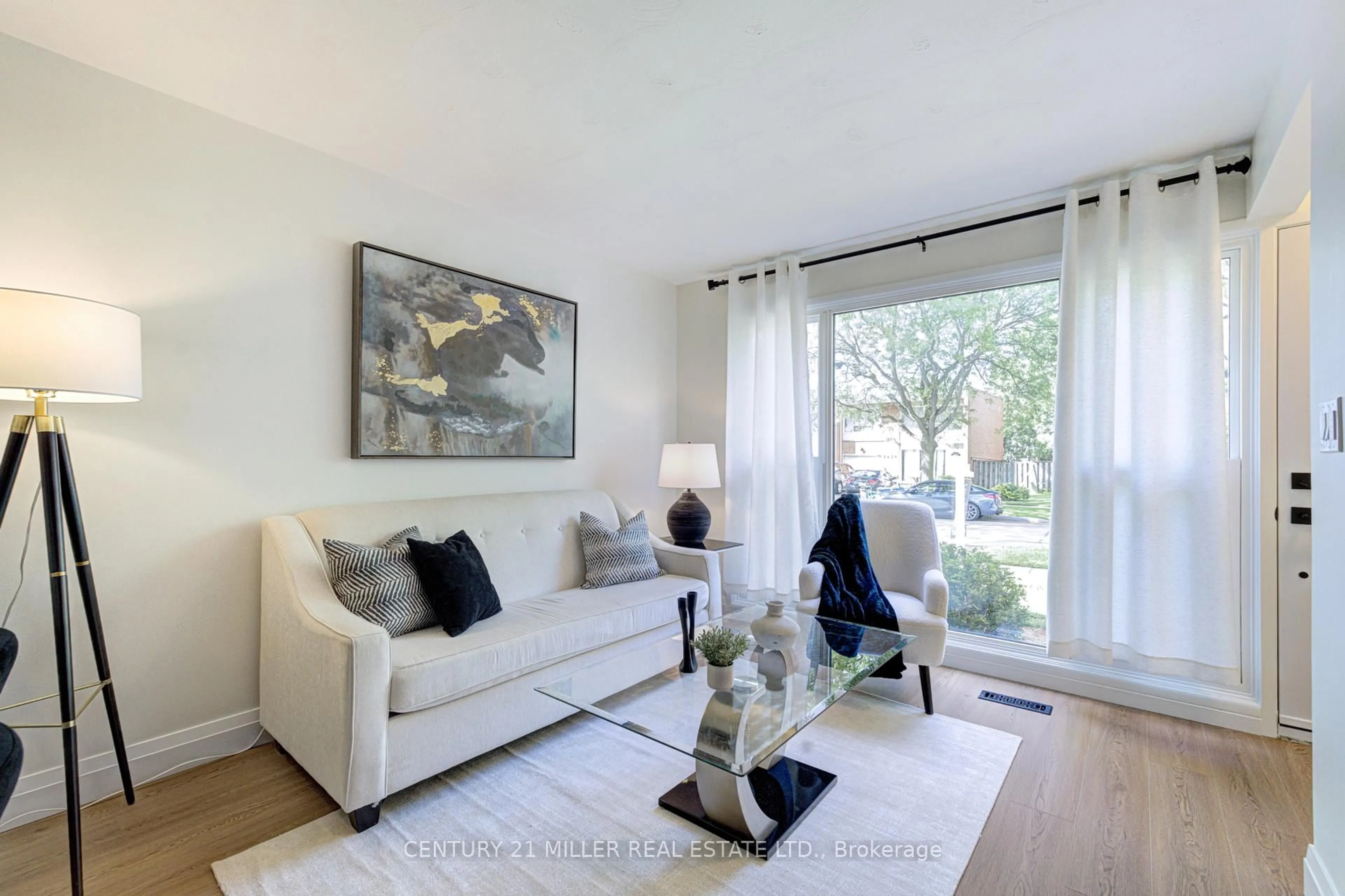 Living room with furniture, unknown for 2442 Maryvale Crt, Burlington Ontario L7P 2P2