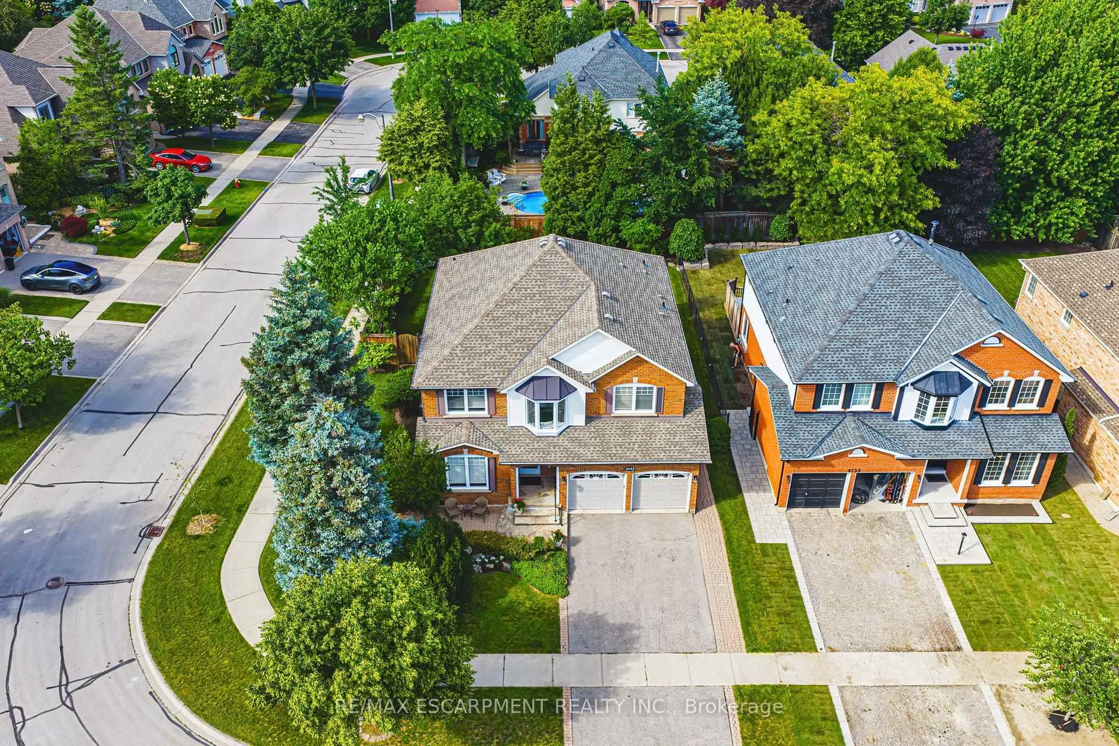 A pic from outside/outdoor area/front of a property/back of a property/a pic from drone, street for 4153 Vermont Cres, Burlington Ontario L7M 4A9