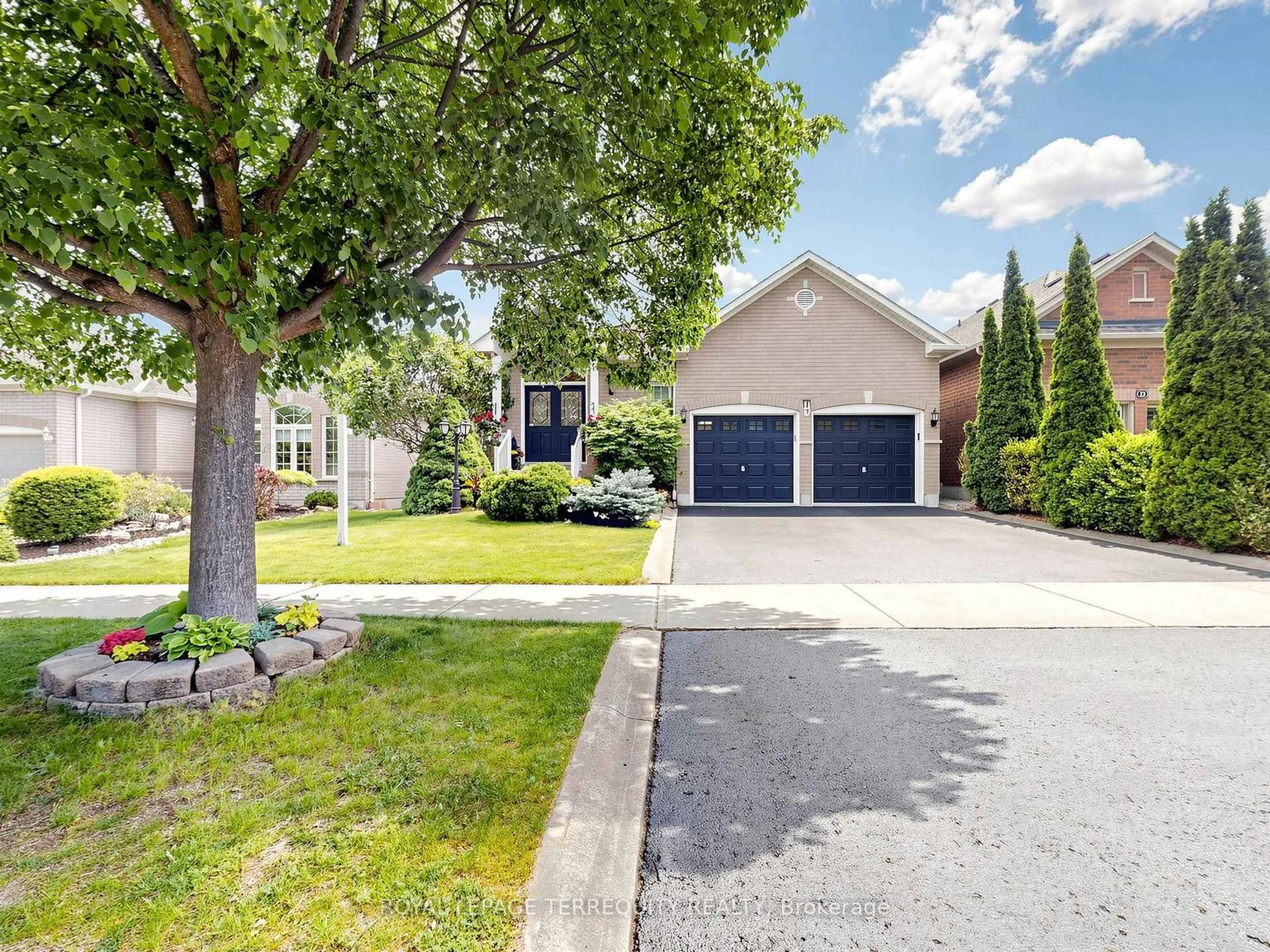 A pic from outside/outdoor area/front of a property/back of a property/a pic from drone, street for 19 Johnson Cres, Halton Hills Ontario L7G 6C9