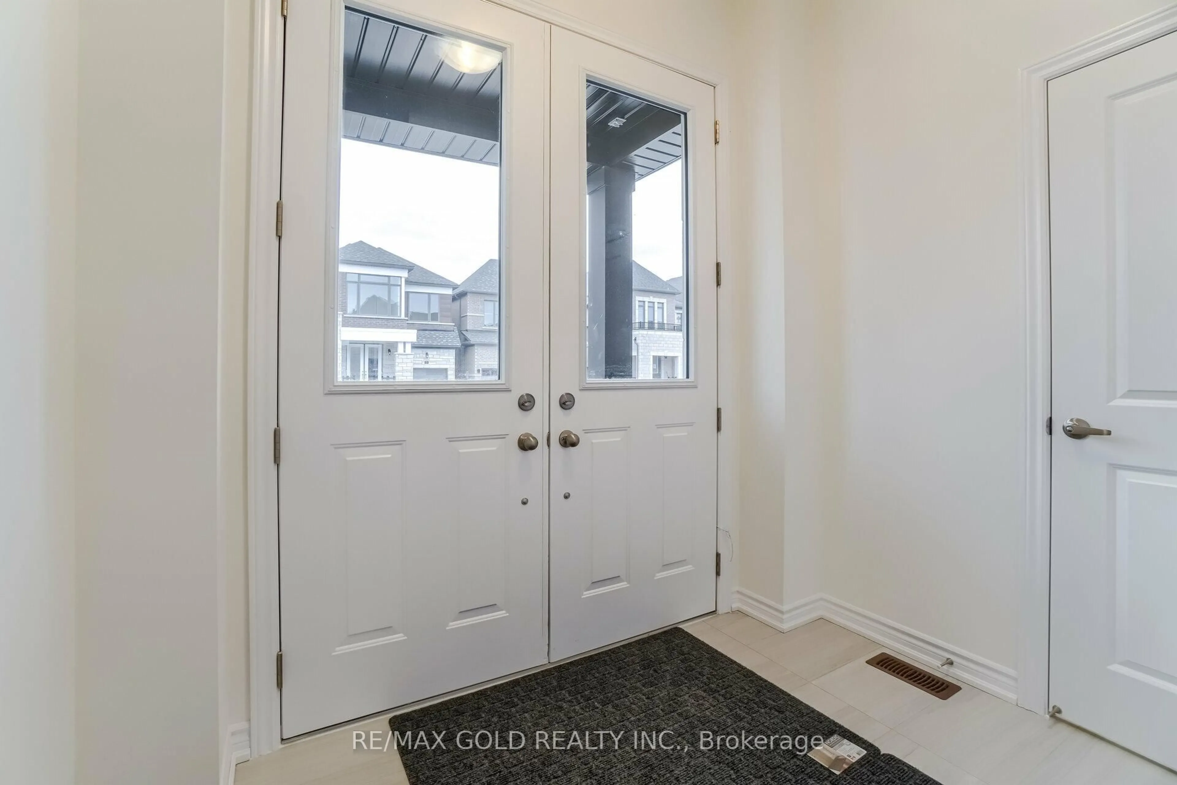 Indoor entryway for 26 Del Grappa St, Caledon Ontario L7C 4L1