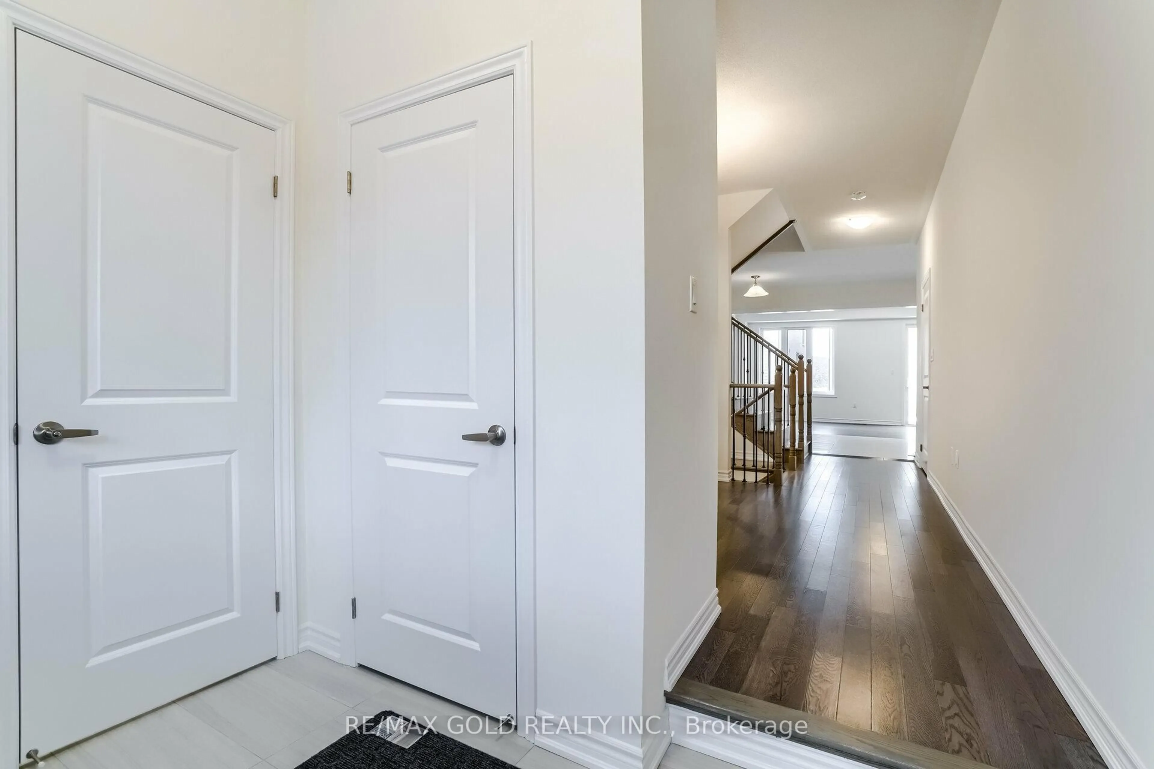 Indoor entryway for 26 Del Grappa St, Caledon Ontario L7C 4L1