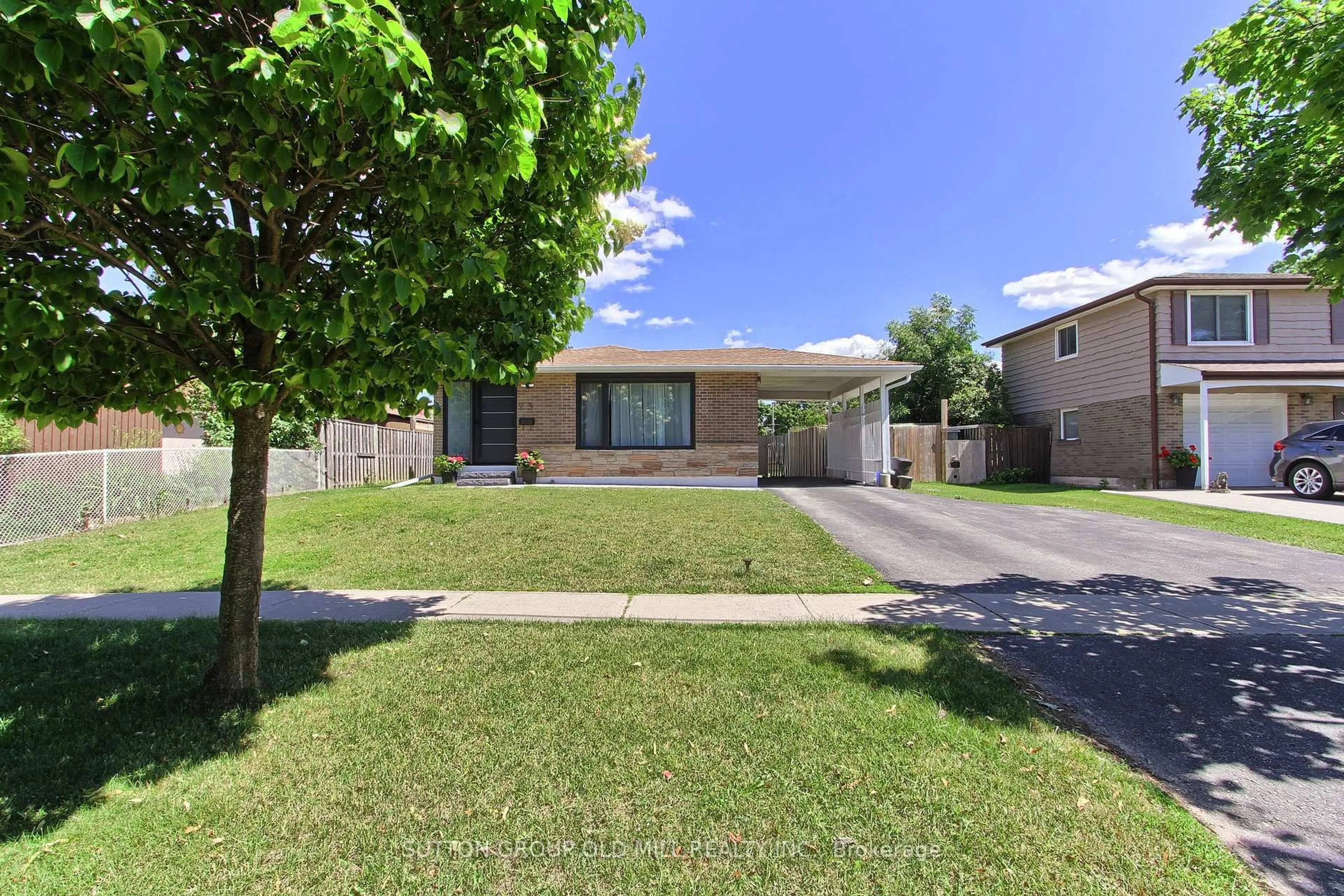 A pic from outside/outdoor area/front of a property/back of a property/a pic from drone, street for 23 Moore Park Cres, Halton Hills Ontario L7G 2T3