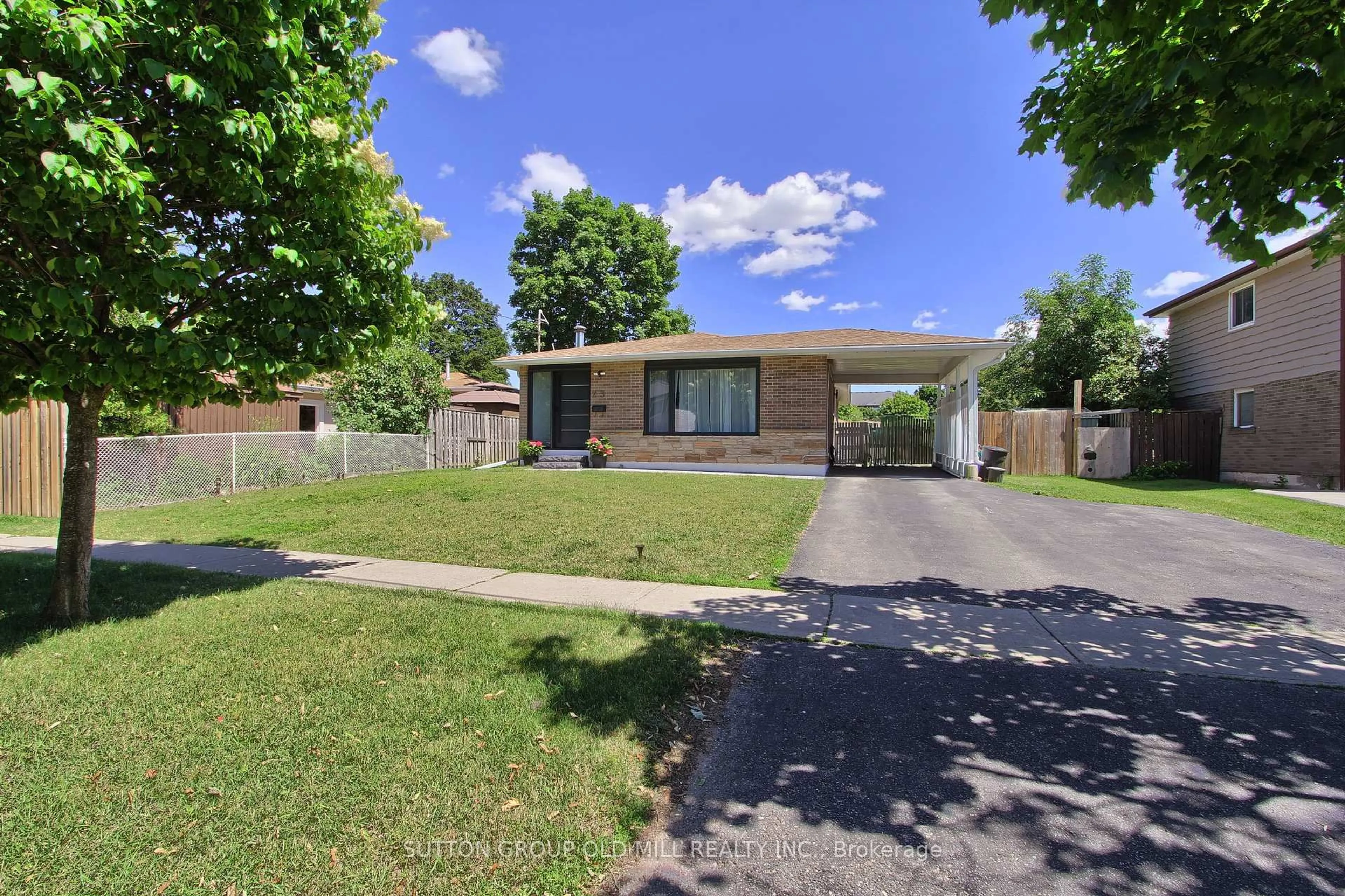 A pic from outside/outdoor area/front of a property/back of a property/a pic from drone, street for 23 Moore Park Cres, Halton Hills Ontario L7G 2T3