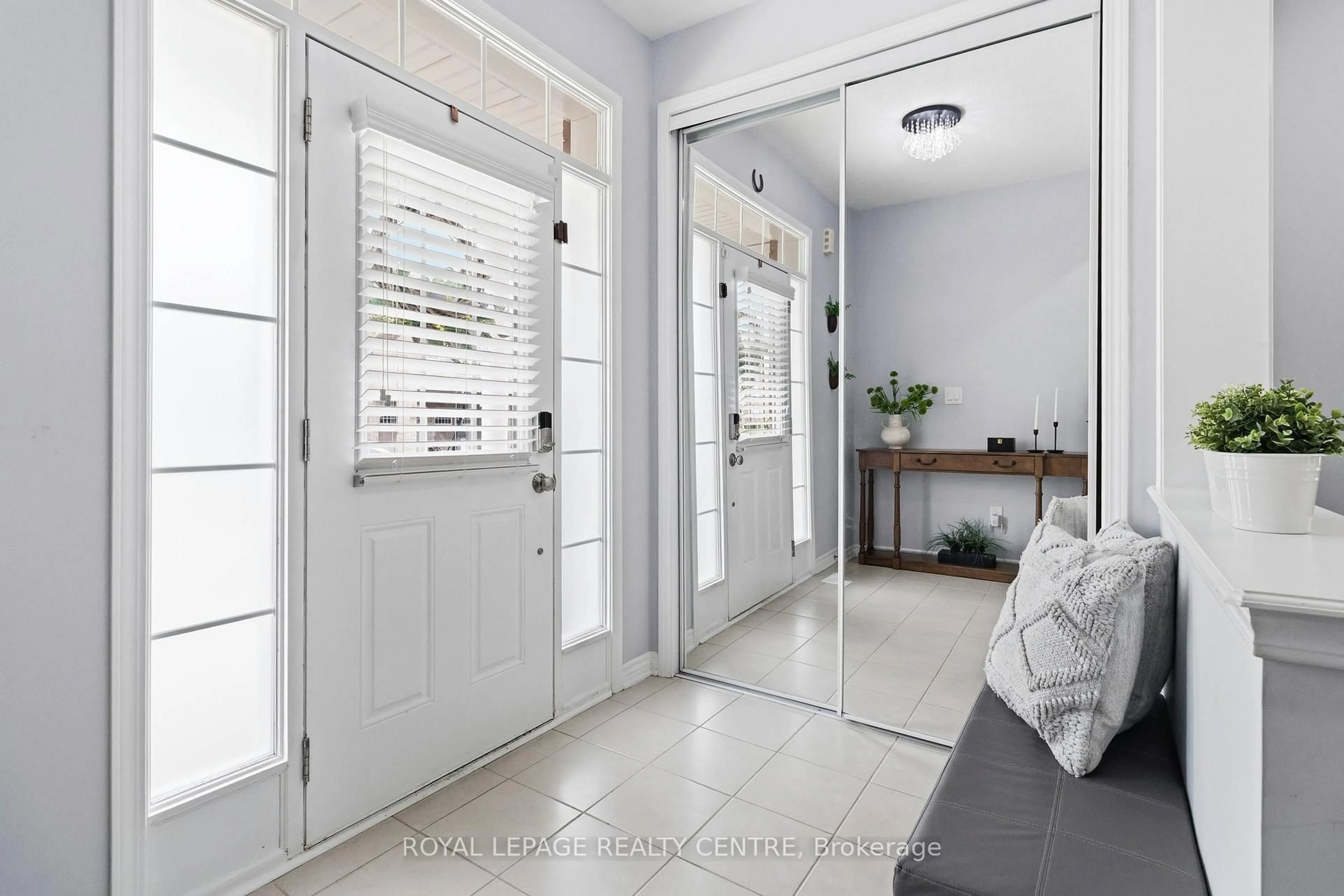 Indoor entryway for 1590 Clitherow Dr, Milton Ontario L9E 0A2