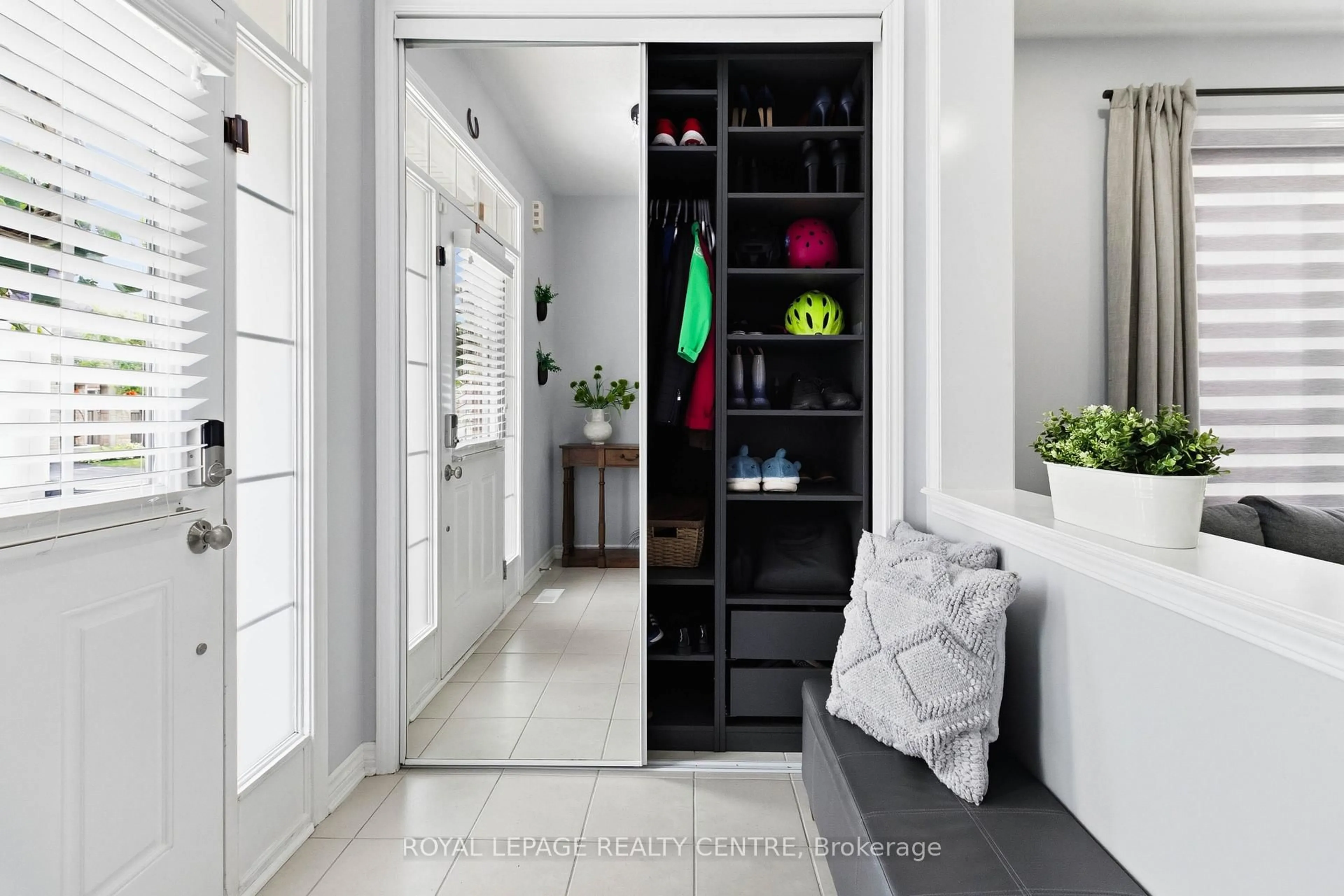 Indoor entryway for 1590 Clitherow Dr, Milton Ontario L9E 0A2
