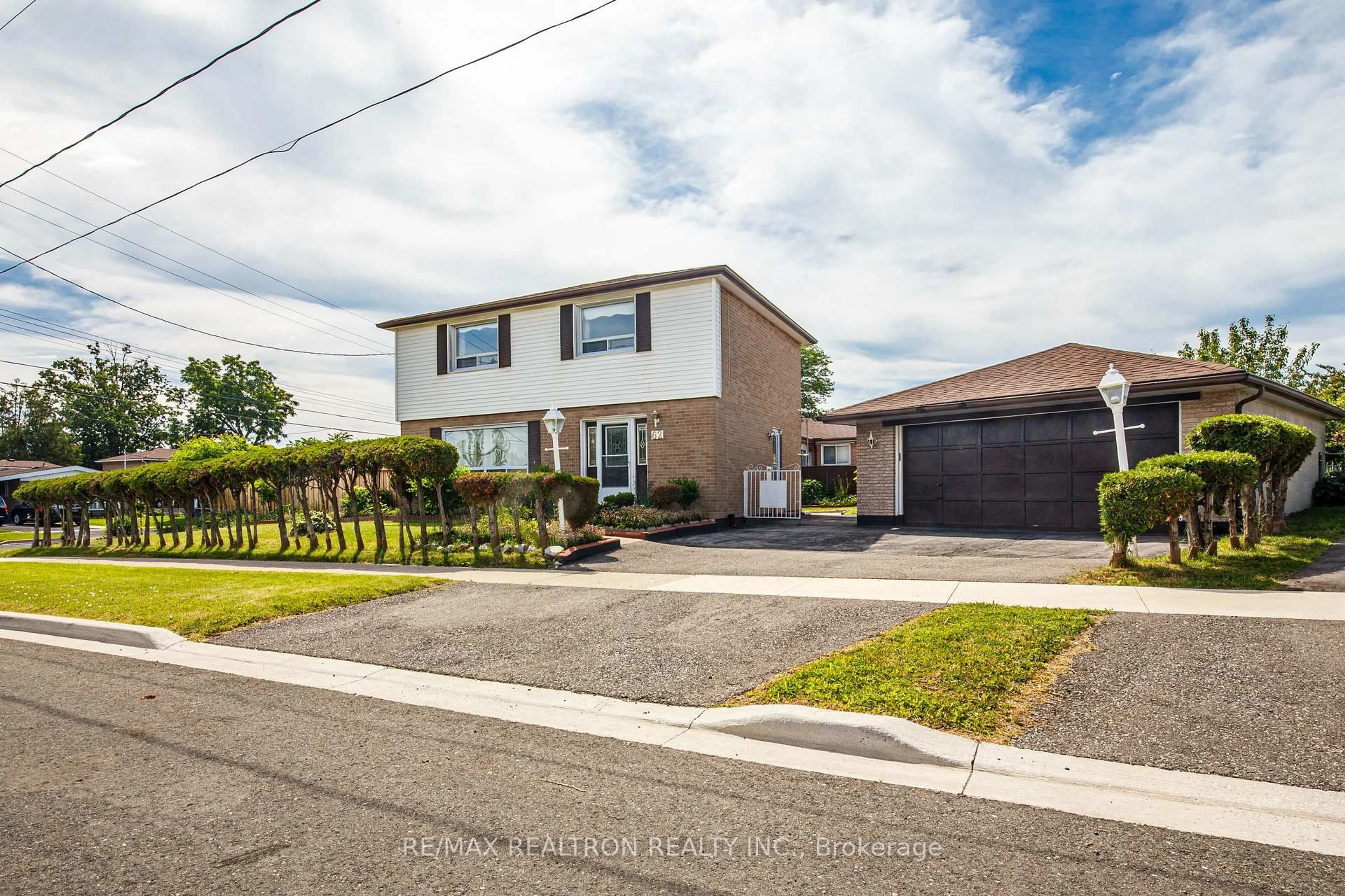 A pic from outside/outdoor area/front of a property/back of a property/a pic from drone, street for 62 Hullmar Dr, Toronto Ontario M3N 2E3