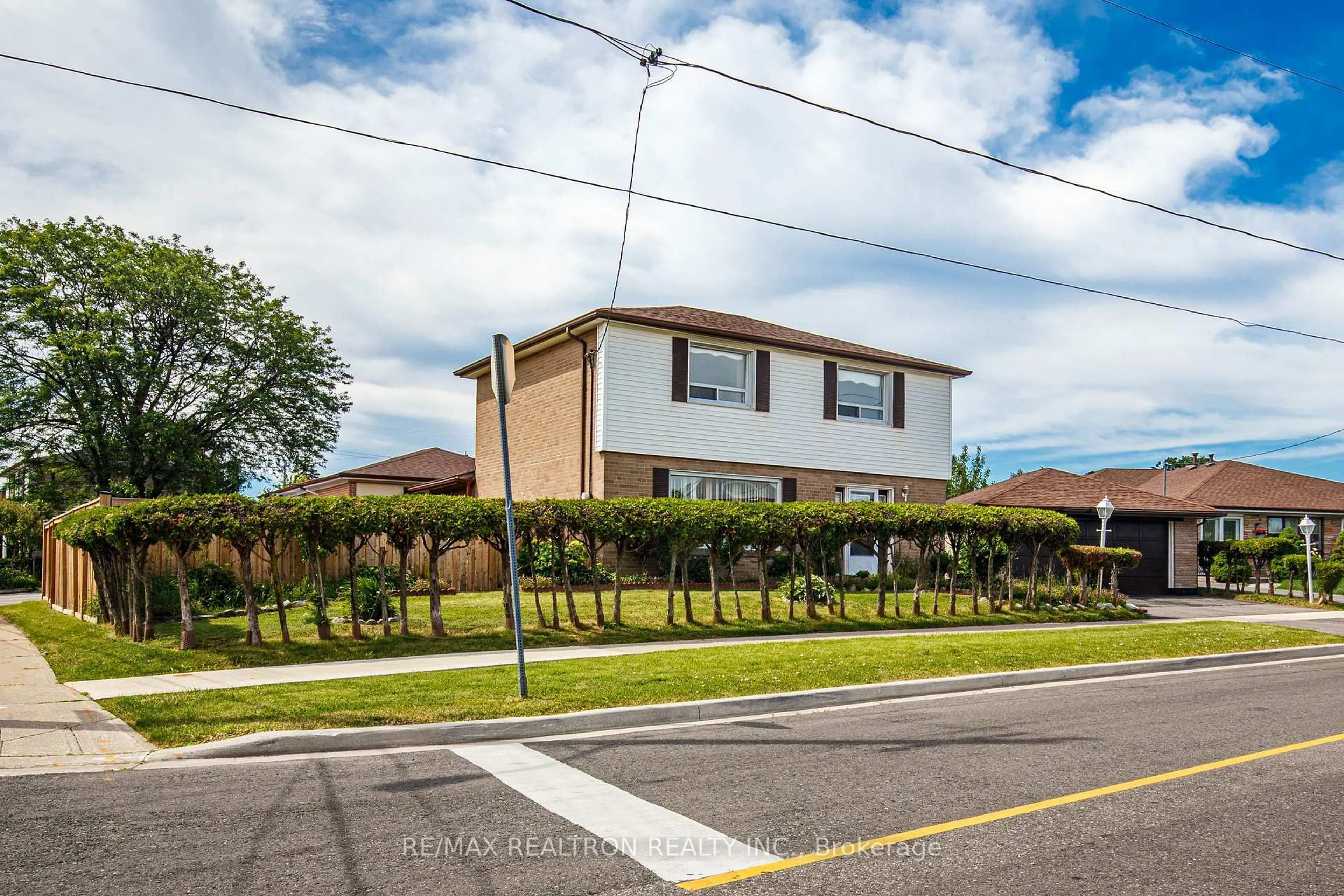 A pic from outside/outdoor area/front of a property/back of a property/a pic from drone, street for 62 Hullmar Dr, Toronto Ontario M3N 2E3