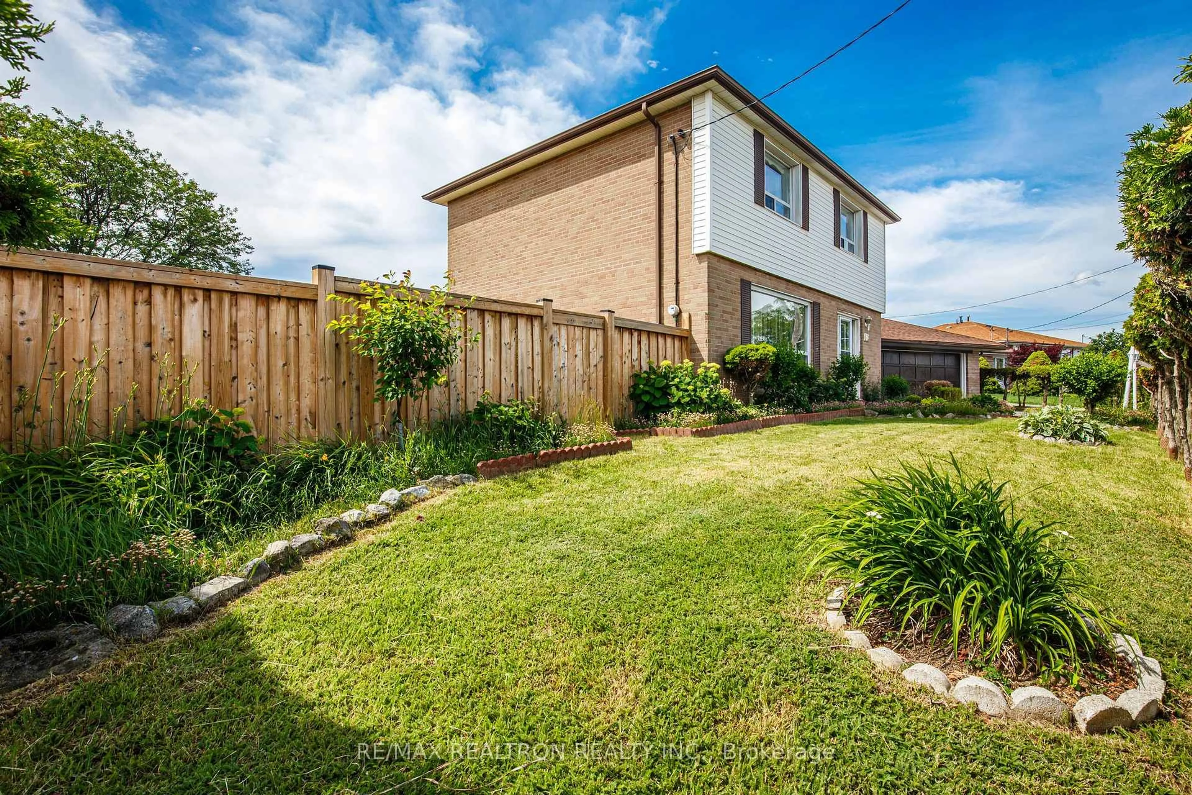 A pic from outside/outdoor area/front of a property/back of a property/a pic from drone, street for 62 Hullmar Dr, Toronto Ontario M3N 2E3