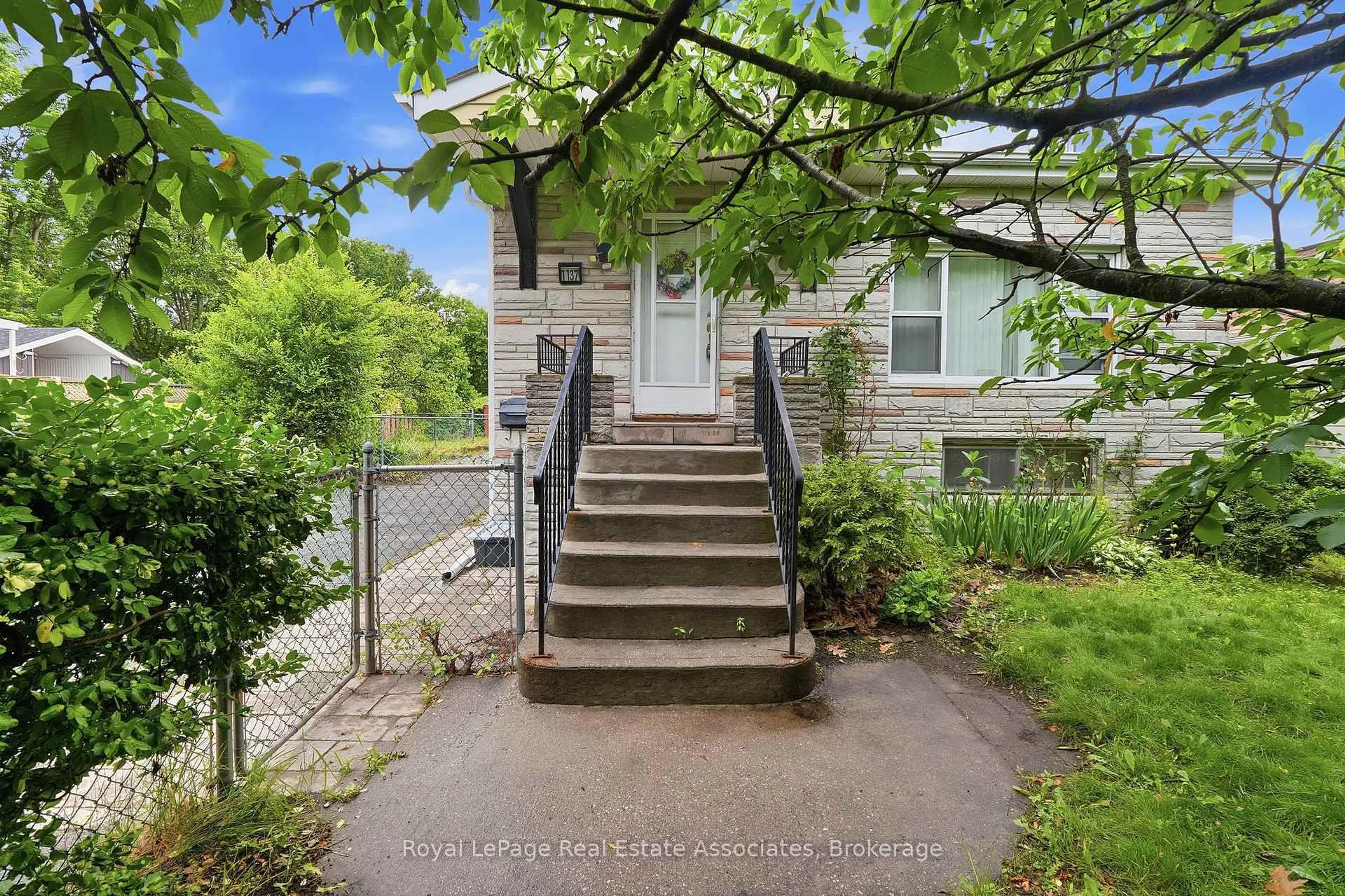 Unknown for 1137 Halliday Ave, Mississauga Ontario L5E 1R1