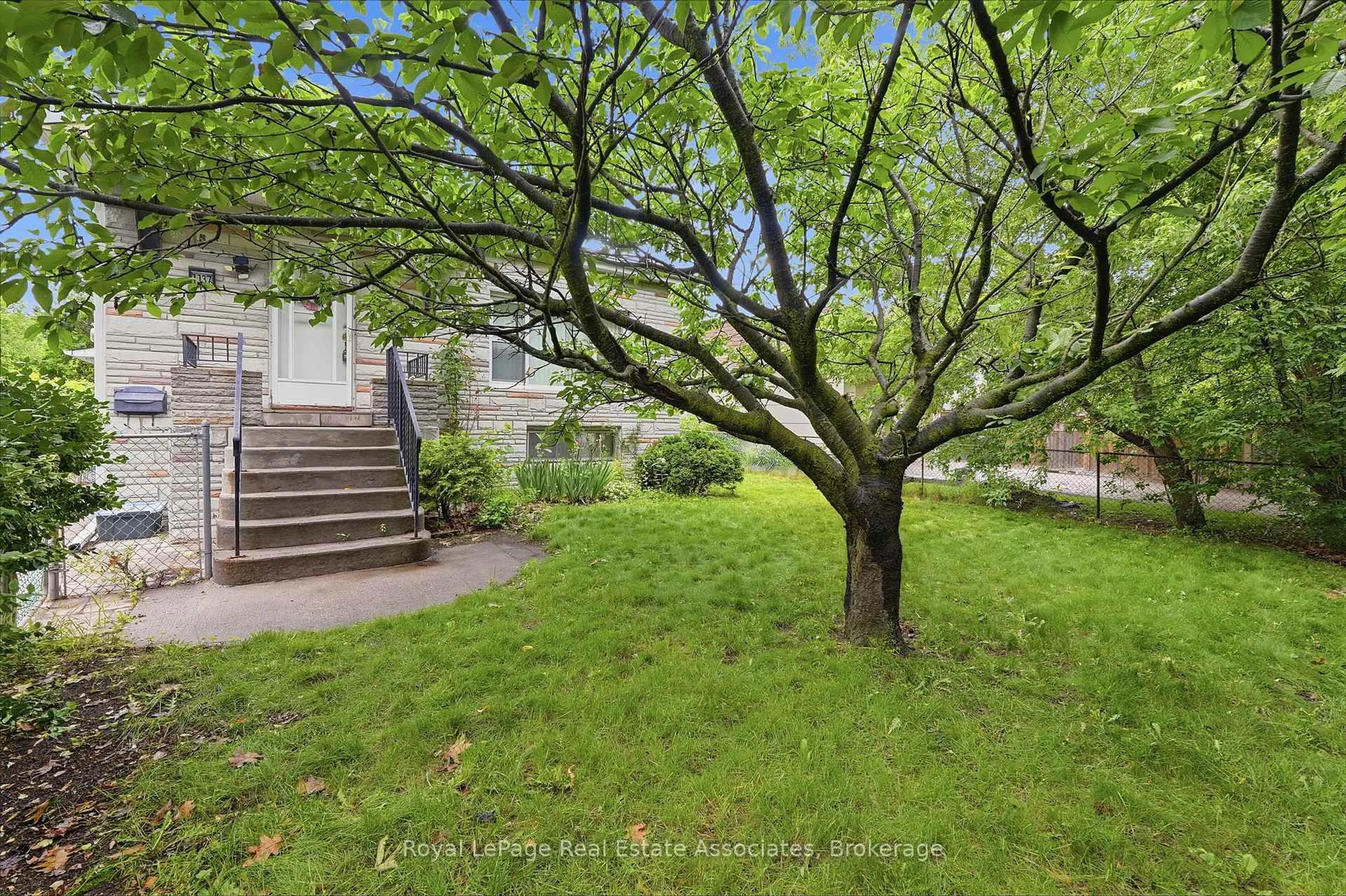 Patio, street for 1137 Halliday Ave, Mississauga Ontario L5E 1R1