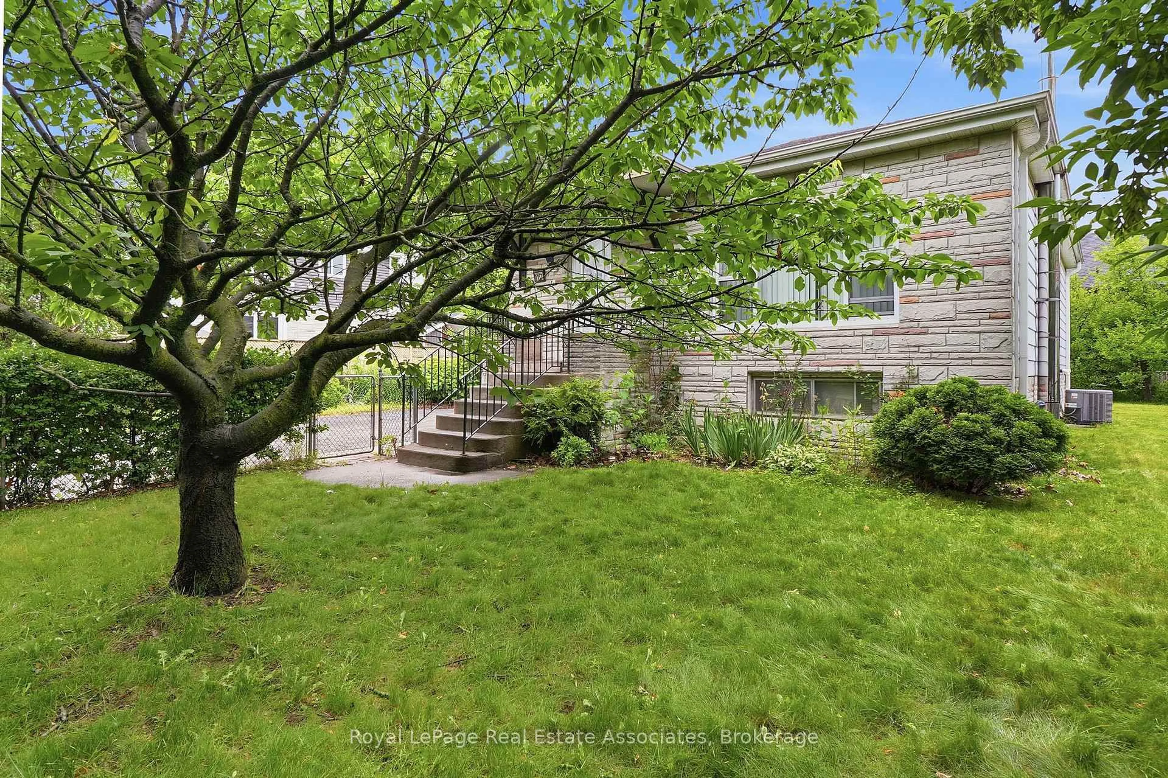 A pic from outside/outdoor area/front of a property/back of a property/a pic from drone, street for 1137 Halliday Ave, Mississauga Ontario L5E 1R1