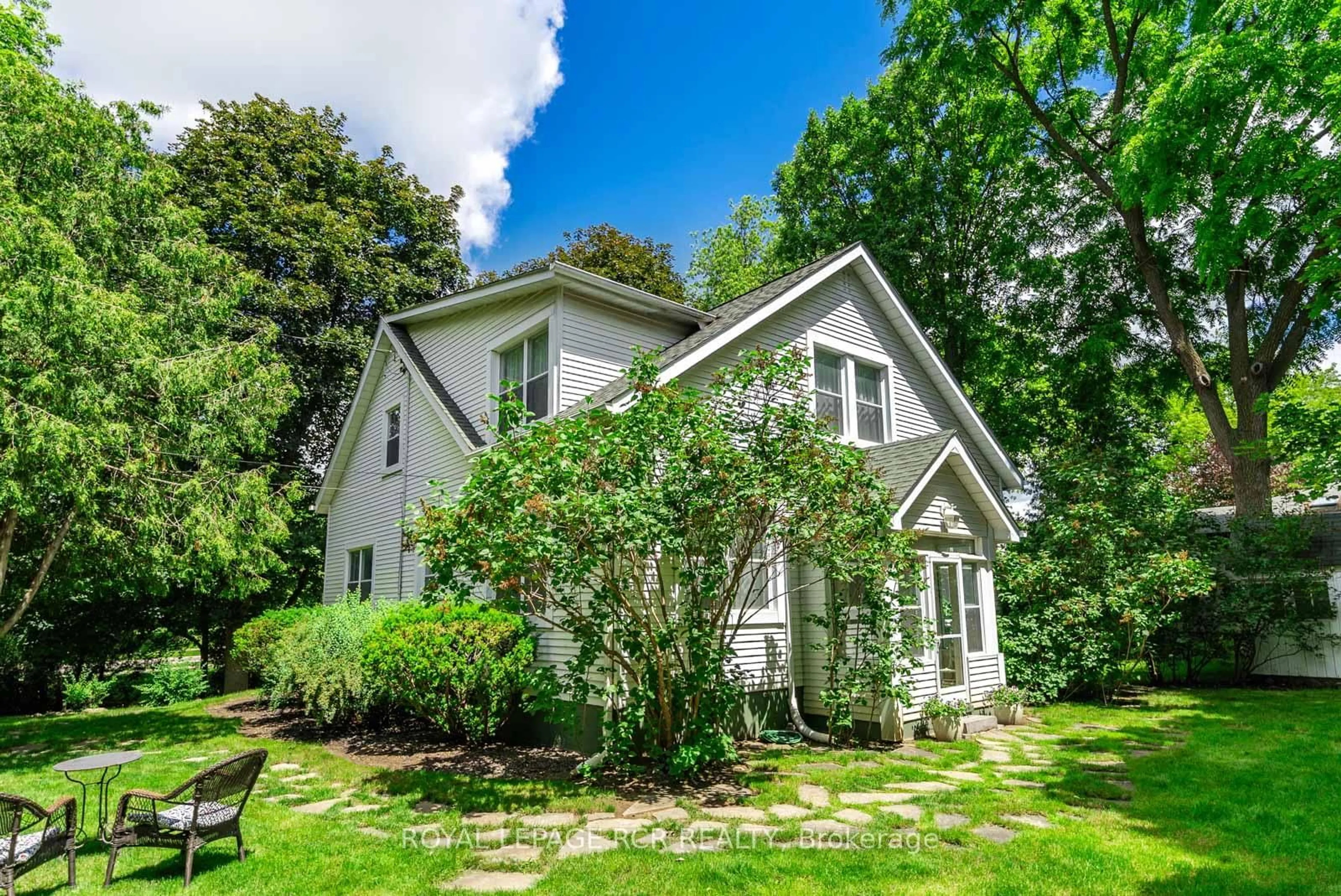 A pic from outside/outdoor area/front of a property/back of a property/a pic from drone, unknown for 6995 Second Line, Mississauga Ontario L5W 1A1