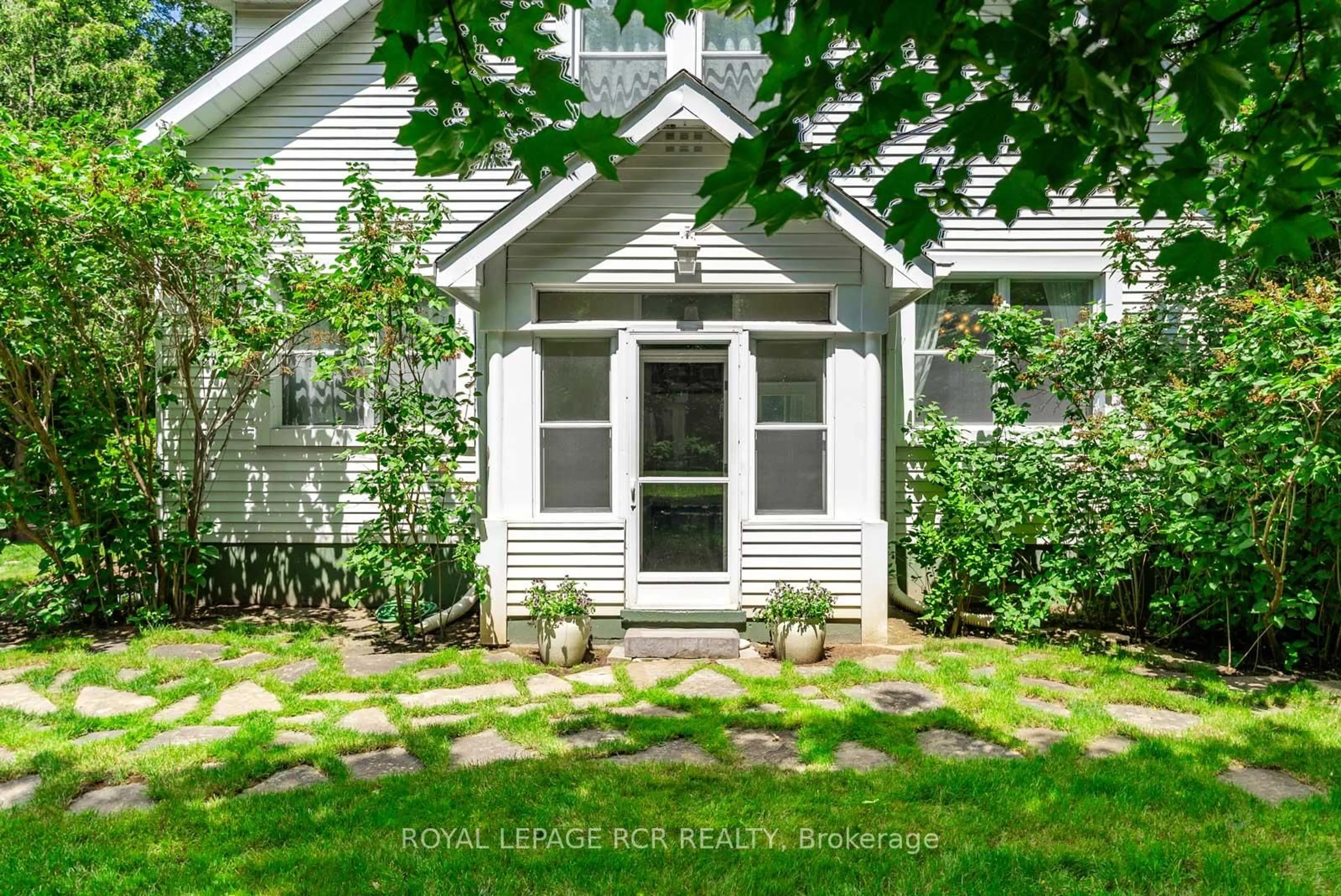 Home with vinyl exterior material, street for 6995 Second Line, Mississauga Ontario L5W 1A1