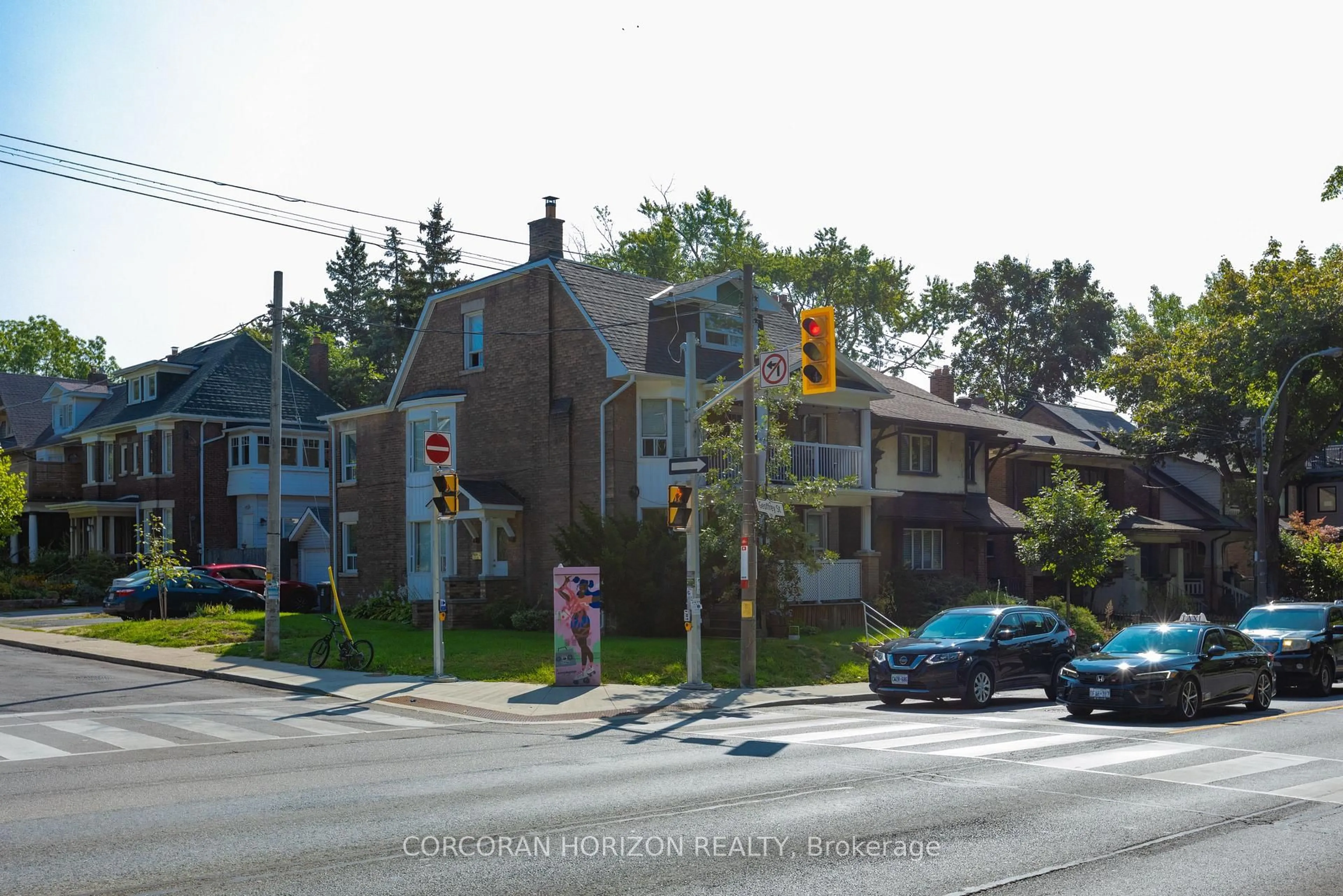 Blurry image for 355 Parkside Dr, Toronto Ontario M6R 2Z4