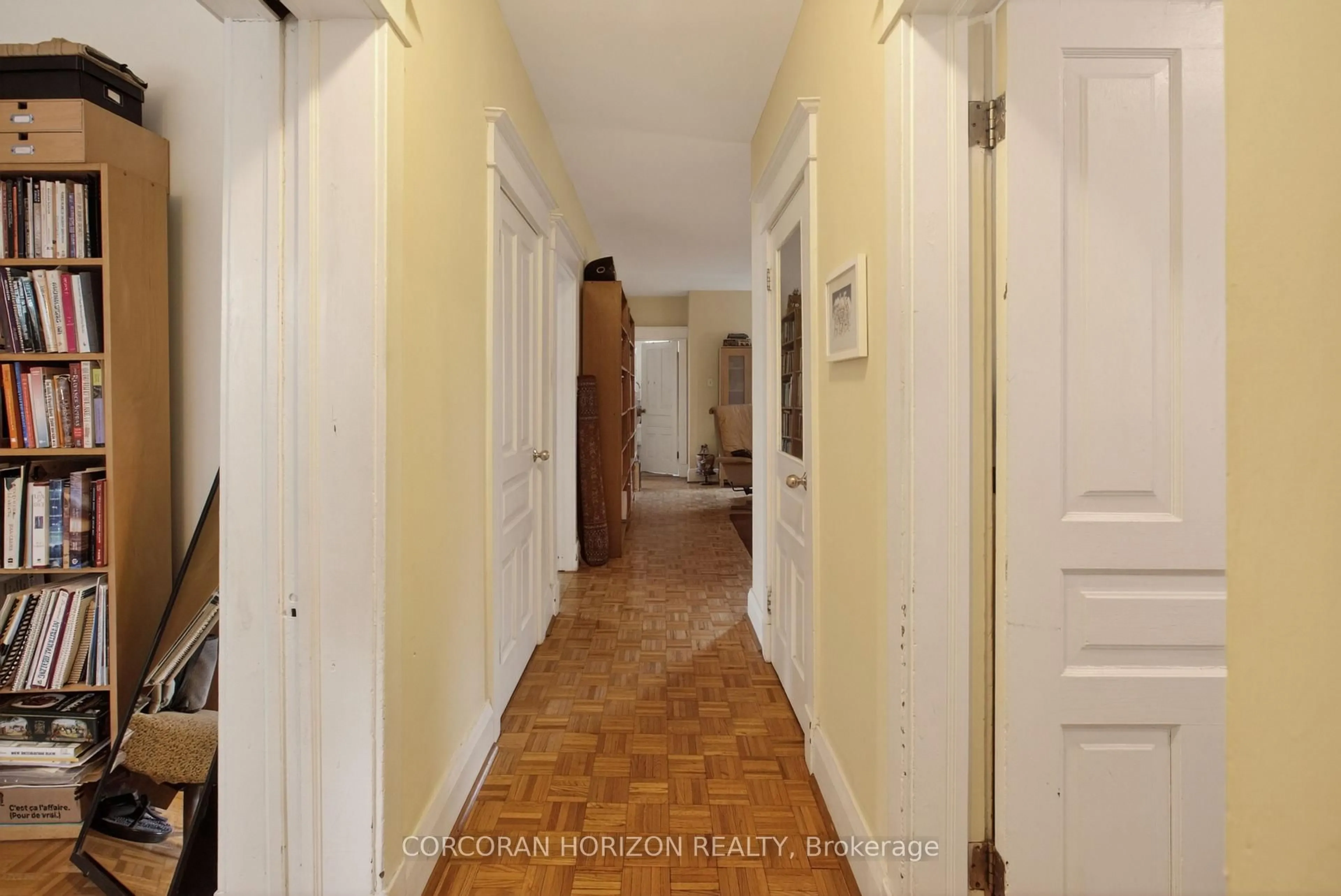 Indoor foyer for 355 Parkside Dr, Toronto Ontario M6R 2Z4