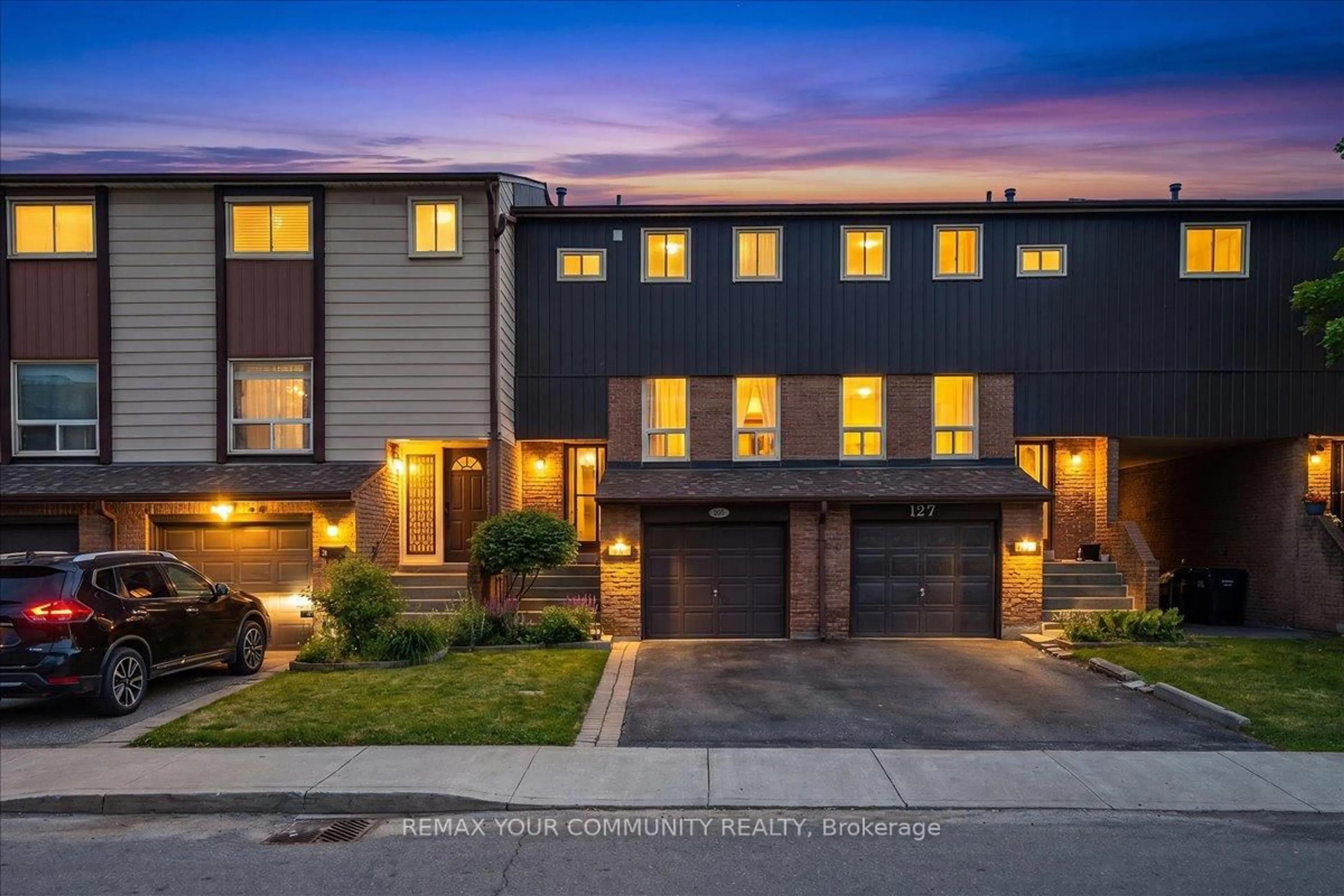 Home with brick exterior material, street for 1221 Dundix Rd #126, Mississauga Ontario L4Y 3Y9