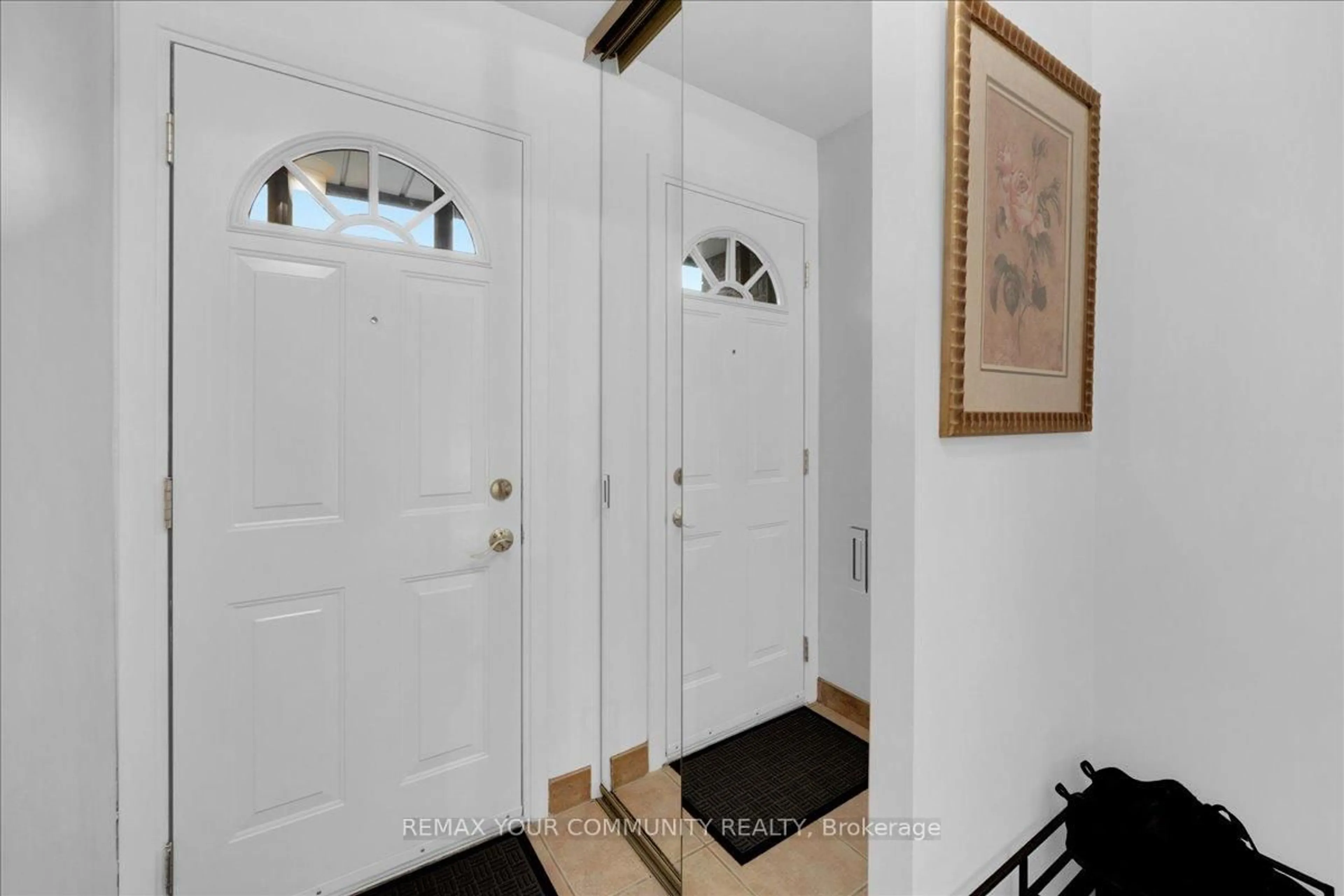 Indoor entryway for 1221 Dundix Rd #126, Mississauga Ontario L4Y 3Y9