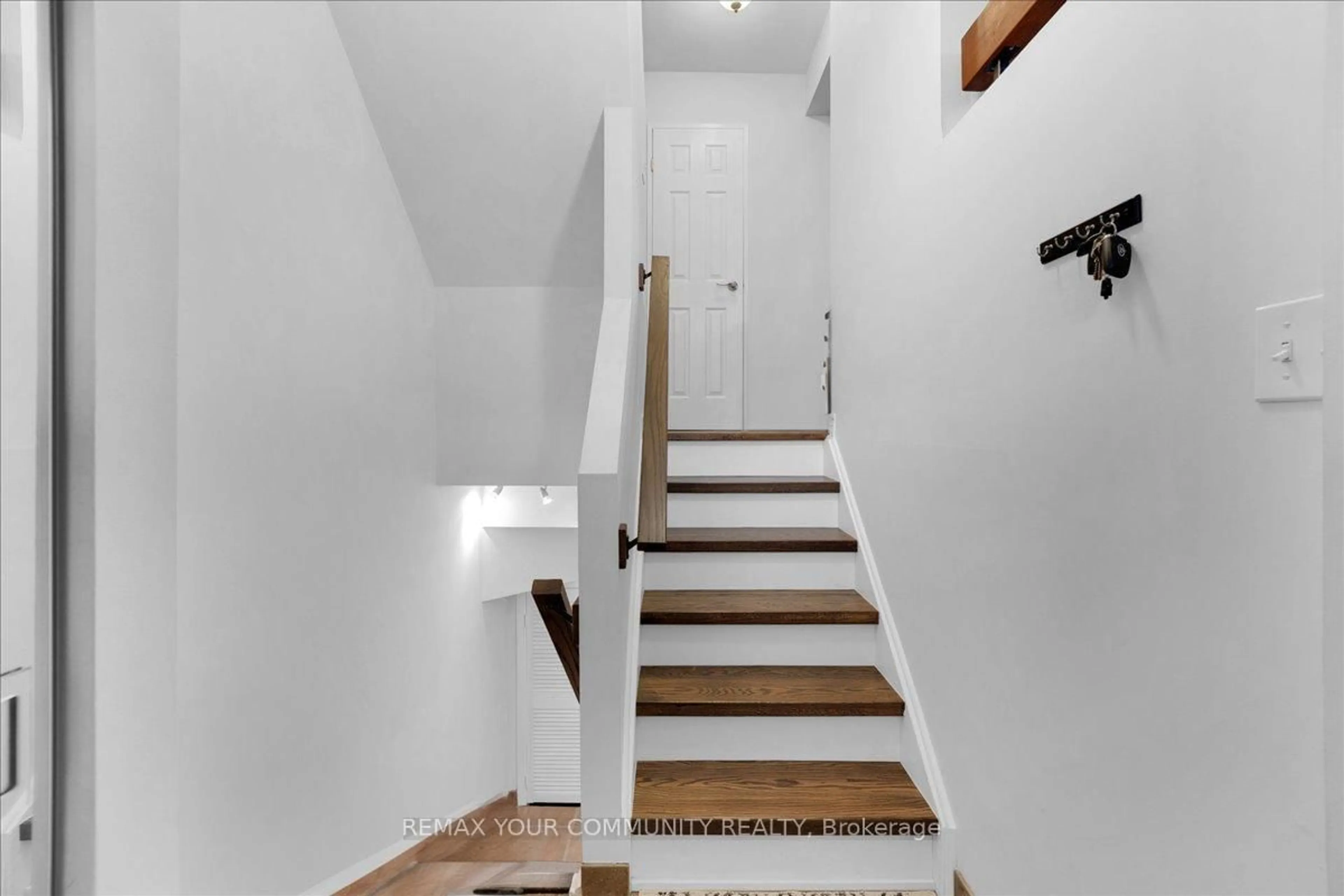 Stairs for 1221 Dundix Rd #126, Mississauga Ontario L4Y 3Y9