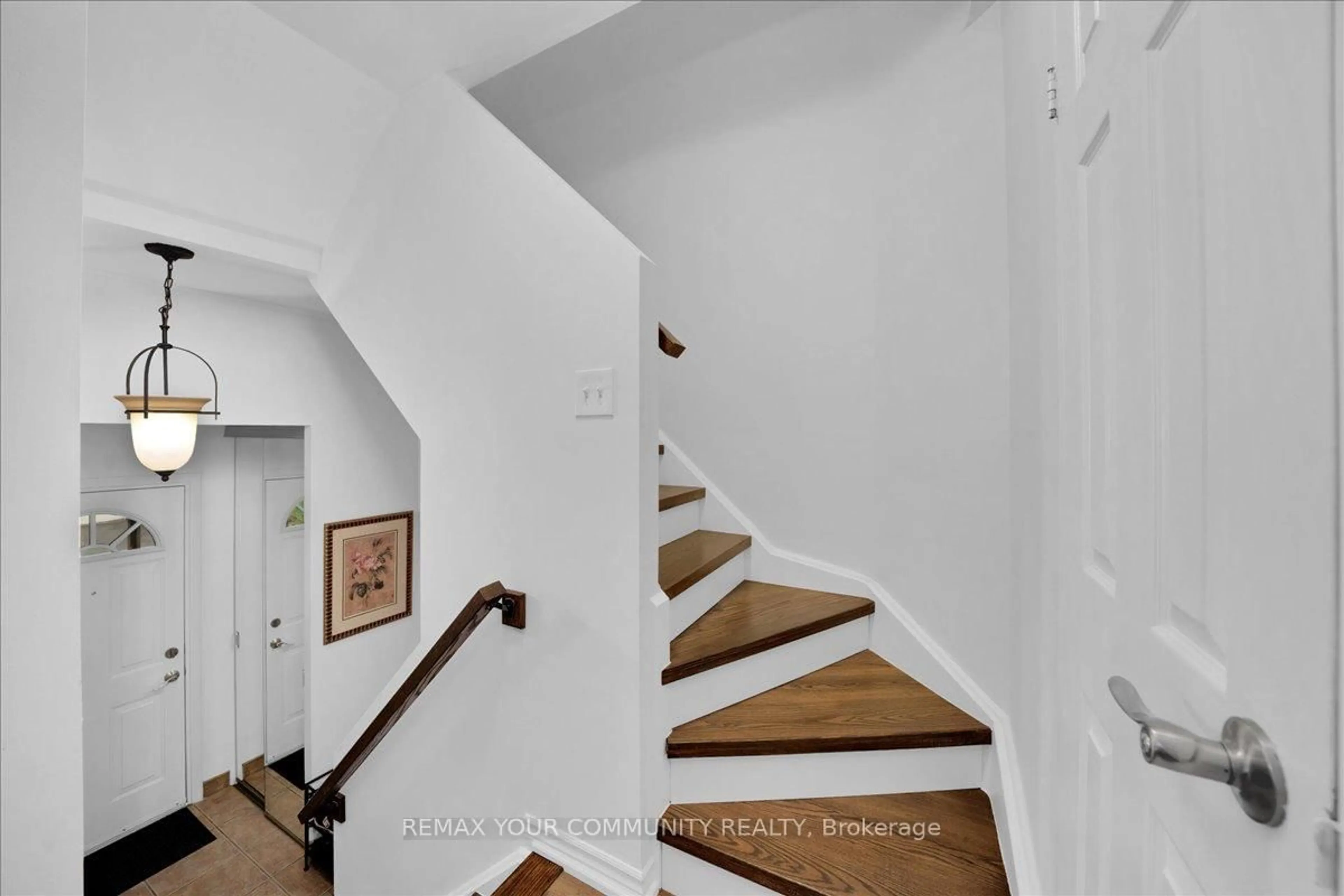Stairs for 1221 Dundix Rd #126, Mississauga Ontario L4Y 3Y9