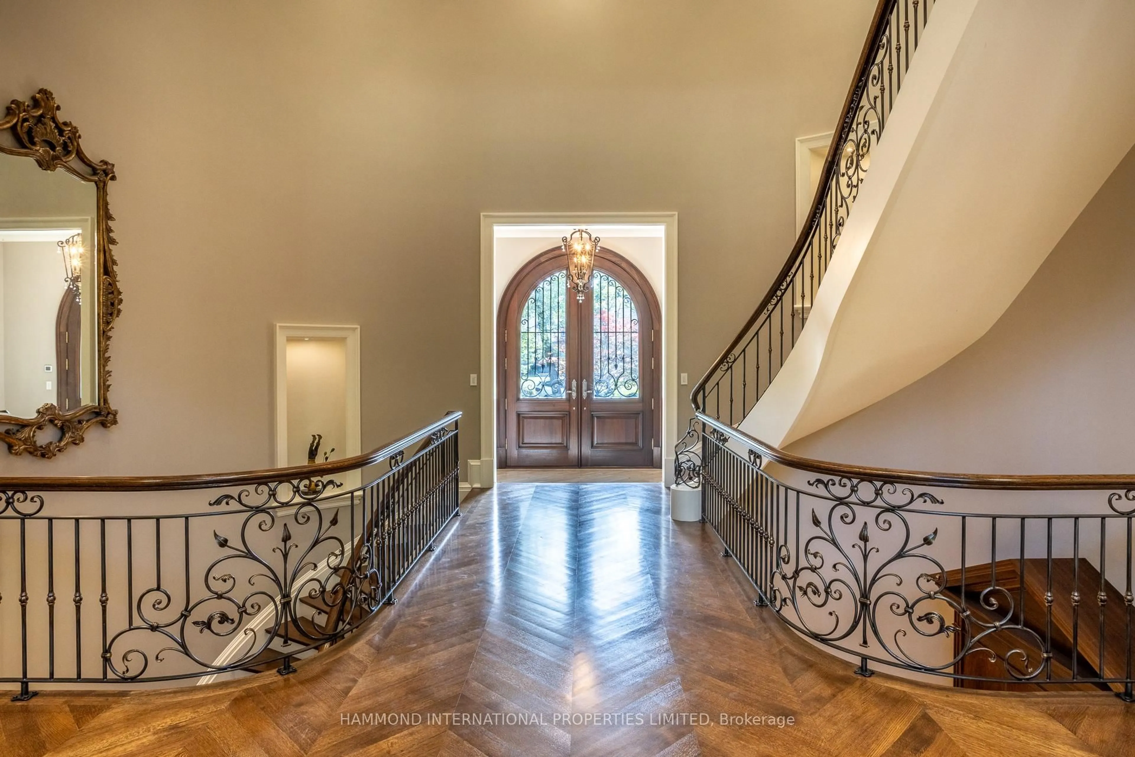 Indoor foyer for 43 North Dr, Toronto Ontario M9A 4R1
