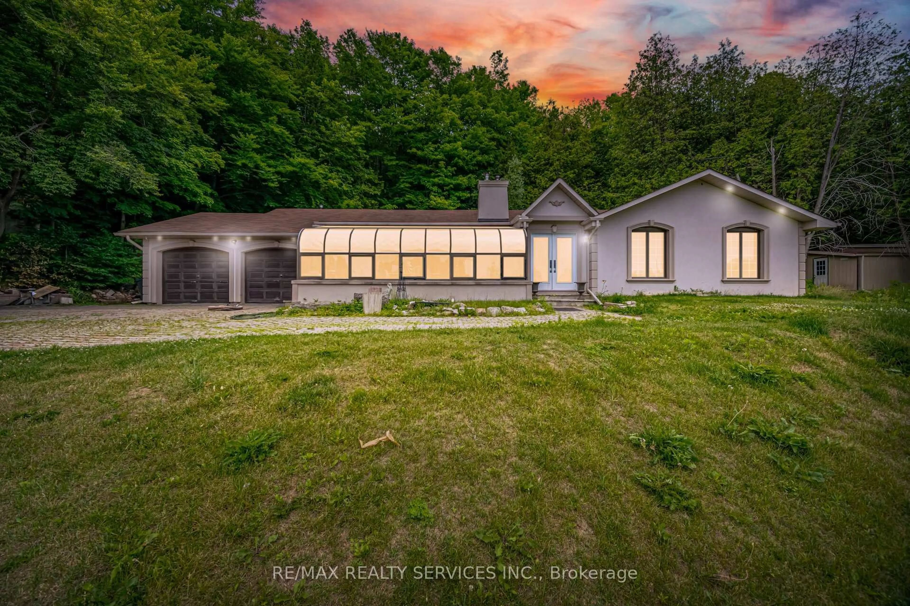 A pic from outside/outdoor area/front of a property/back of a property/a pic from drone, unknown for 685 King St, Caledon Ontario L7C 0S4