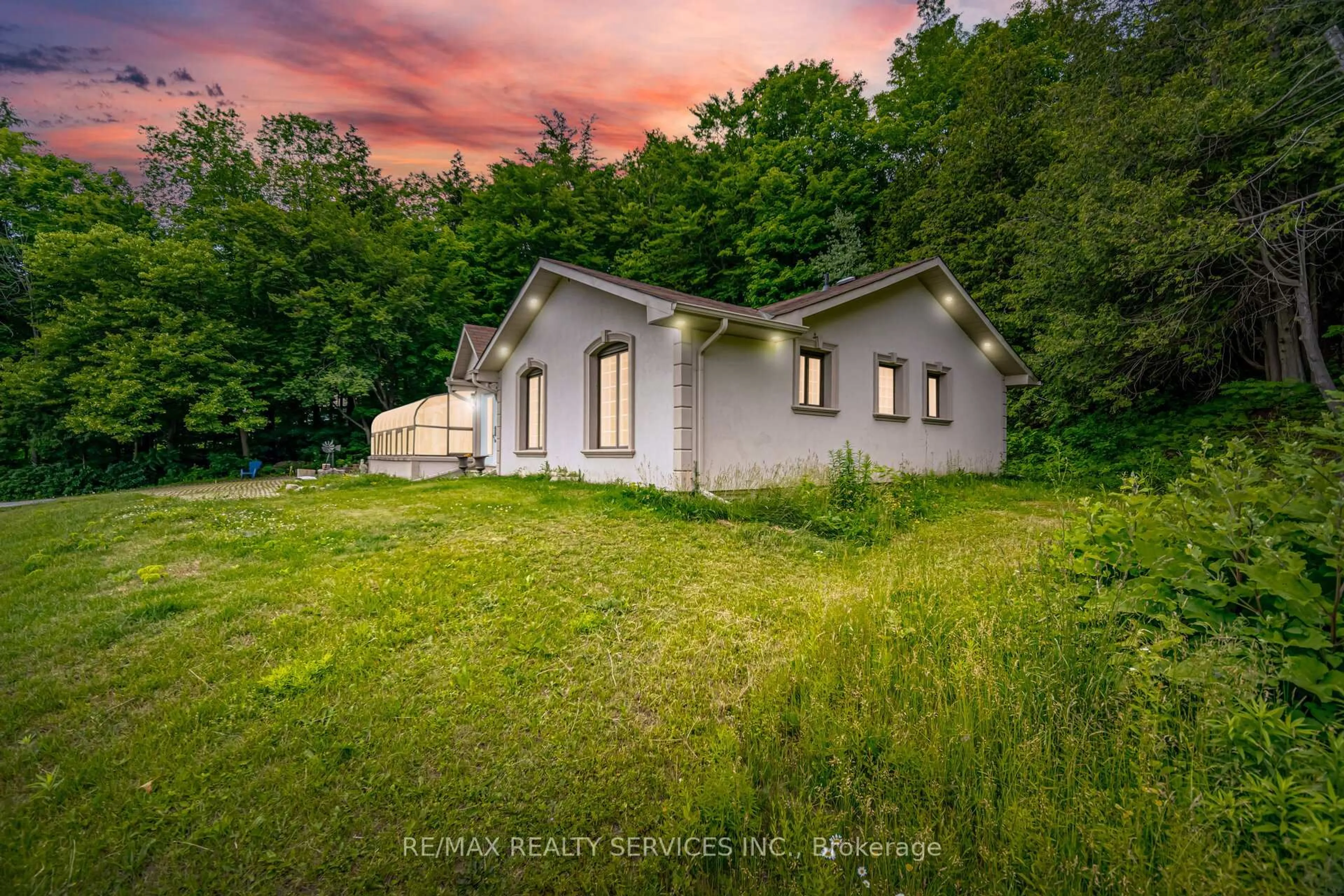 A pic from outside/outdoor area/front of a property/back of a property/a pic from drone, building for 685 King St, Caledon Ontario L7C 0S4