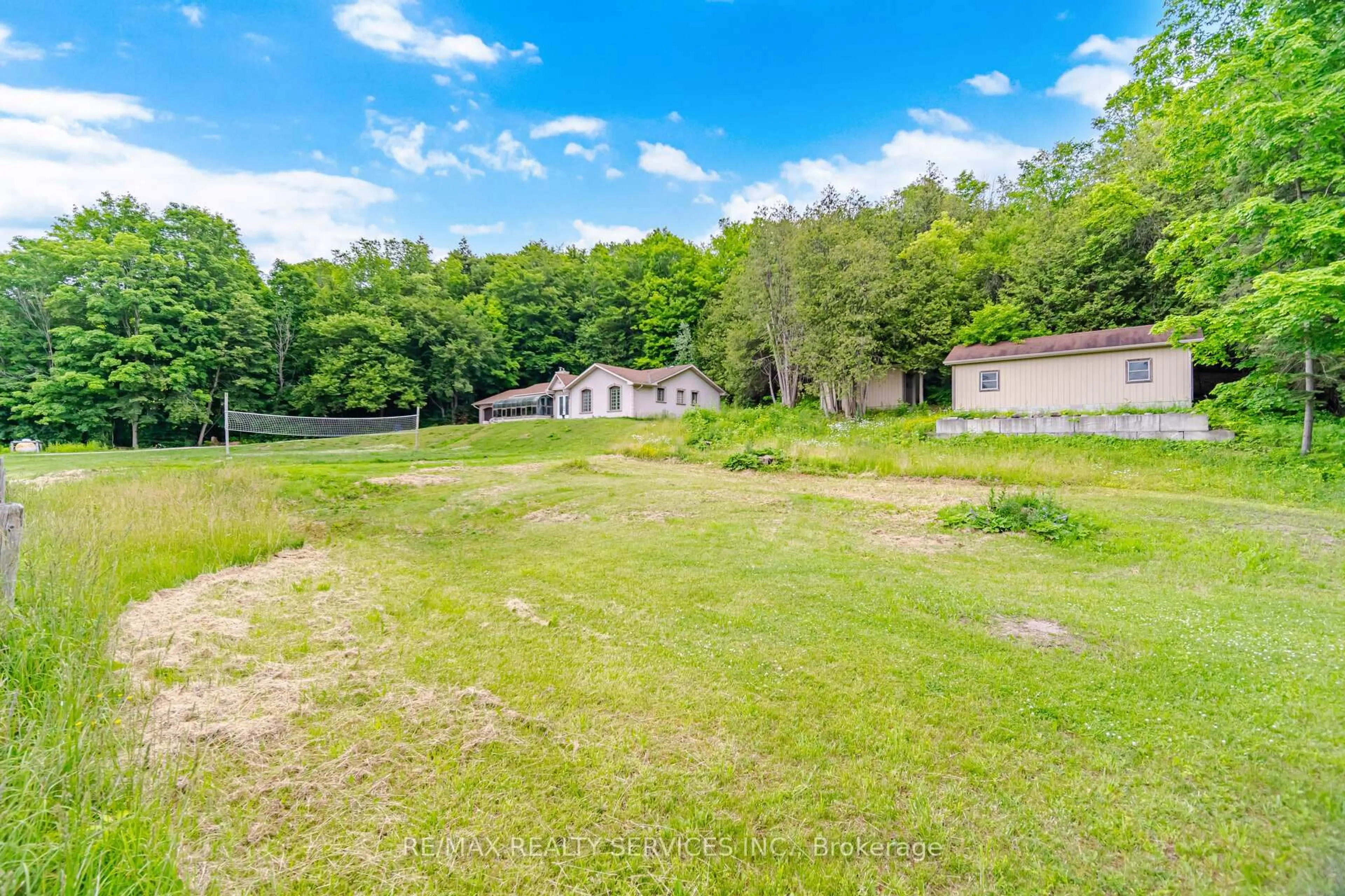 A pic from outside/outdoor area/front of a property/back of a property/a pic from drone, unknown for 685 King St, Caledon Ontario L7C 0S4